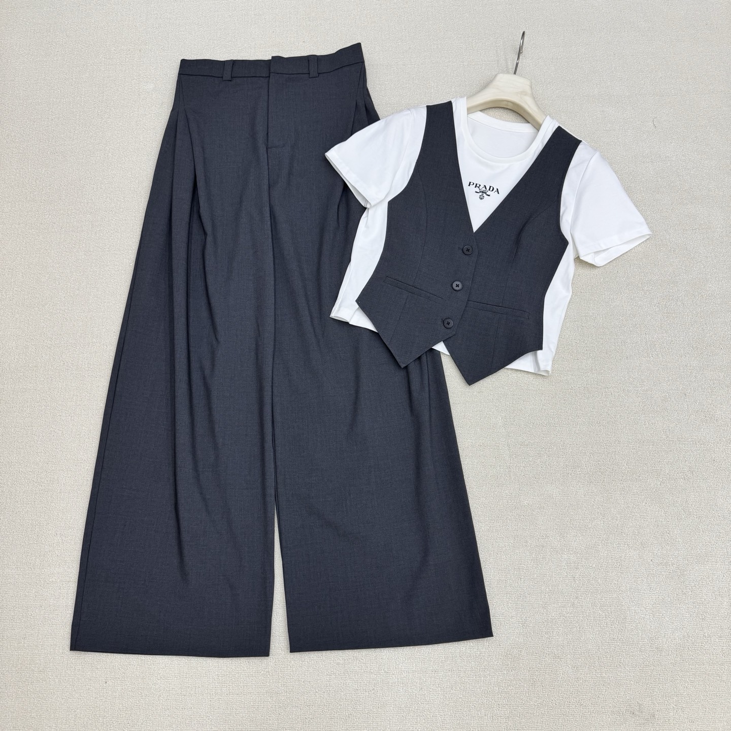 NO:807836,26ss spring and summer new Prad* fake two-piece vest splicing suit, T-shirt splicing suit fake two-piece vest + high-waisted wide-leg trousers two-piece set. The upper body is super fashionable, the trousers are tailor-made, the upper body is perfectly covered and not picky, very tolerant, professional and capable. Daily wear can be done in one set. Ready-made SML real shot details, prada, tees, t-shirt,1986090926ss春夏新款Prad*假两件马甲拼接套装,T恤拼接西服假两件马甲+高腰阔腿长裤两件套 上身超洋气,心机剪裁裤型,上身完美遮盖不挑人,包容性特别强,职业干练 日常穿搭一套搞定 现货发售SML实拍细节图,,prada,tees，t-shirt,,Women's clothing