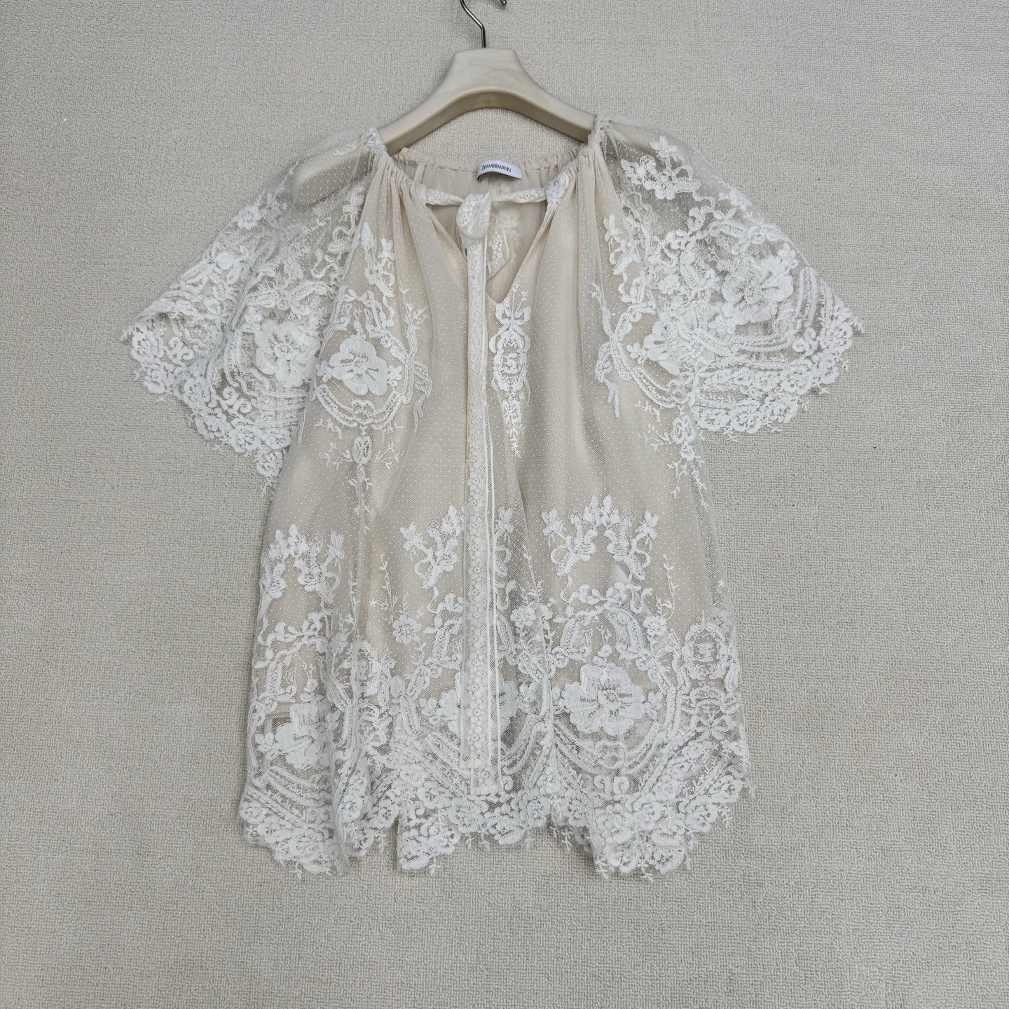 NO:807830,26ss spring and summer new model Zimmerman** cream layered lace shirt, fully customized full-width rope embroidery lace, custom-made fabrics, edge taking, positioning flowers, positioning cutting, time-consuming and material-consuming, imported rope embroidery braided rope embroidery machine full-body rope embroidery lace flowers to show its beauty, the upper body is super beautiful, a must-have for fairy babies, ready for sale SML real shot details, shirts,1986090926ss春夏新款Zimmerman** 奶油色层叠蕾丝衬衫 全定制满幅绳绣蕾丝,面料订制 取边,定位花,定位裁,费时又费料,进口绳绣编骨绳绣花机通体满幅绳绣蕾丝花 呈现它的美感,上身超好看仙女宝宝们必带款,现货发售SML实拍细节图,,shirts,,Women's clothing