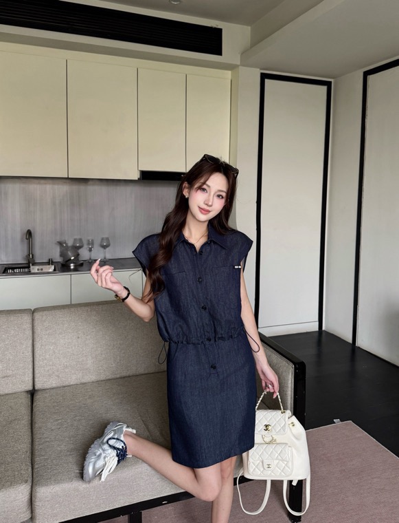 NO:807824,Miumi*26ss new spring and summer fake two-piece spliced ​​drawstring dress is made of Tencel linen cotton denim fabric. It has a very good wash and color control feel. It connects the elastic waist of the skirt and the elastic waist. It can be worn in one piece. It is available in stock SML,, miumiu, skirts,19860909Miumi*26ss春夏新款假两件拼接抽绳连衣裙采用天丝亚麻棉牛仔面料,洗水控色手感都非常好,衔接半裙松紧腰围弹力的,一件式搞定穿搭,现货发售SML,,miumiu,skirts,,Women's clothing