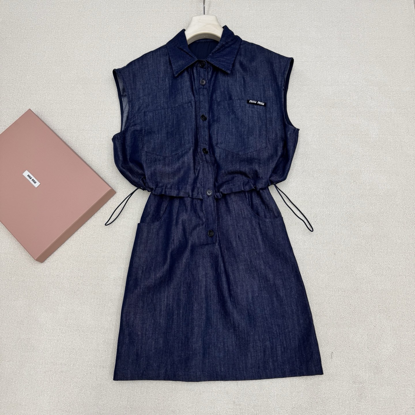 NO:807821,Miumi*26ss new spring and summer fake two-piece spliced ​​drawstring dress is made of Tencel linen cotton denim fabric. It has a very good wash and color control feel. It is connected to the elastic waist of the skirt and is elastic. It can be worn in one piece. It is available now. SML real shot details, miumiu, skirts,19860909Miumi*26ss春夏新款假两件拼接抽绳连衣裙采用天丝亚麻棉牛仔面料,洗水控色手感都非常好,衔接半裙松紧腰围弹力的,一件式搞定穿搭,现货发售SML实拍细节图,,miumiu,skirts,,Women's clothing