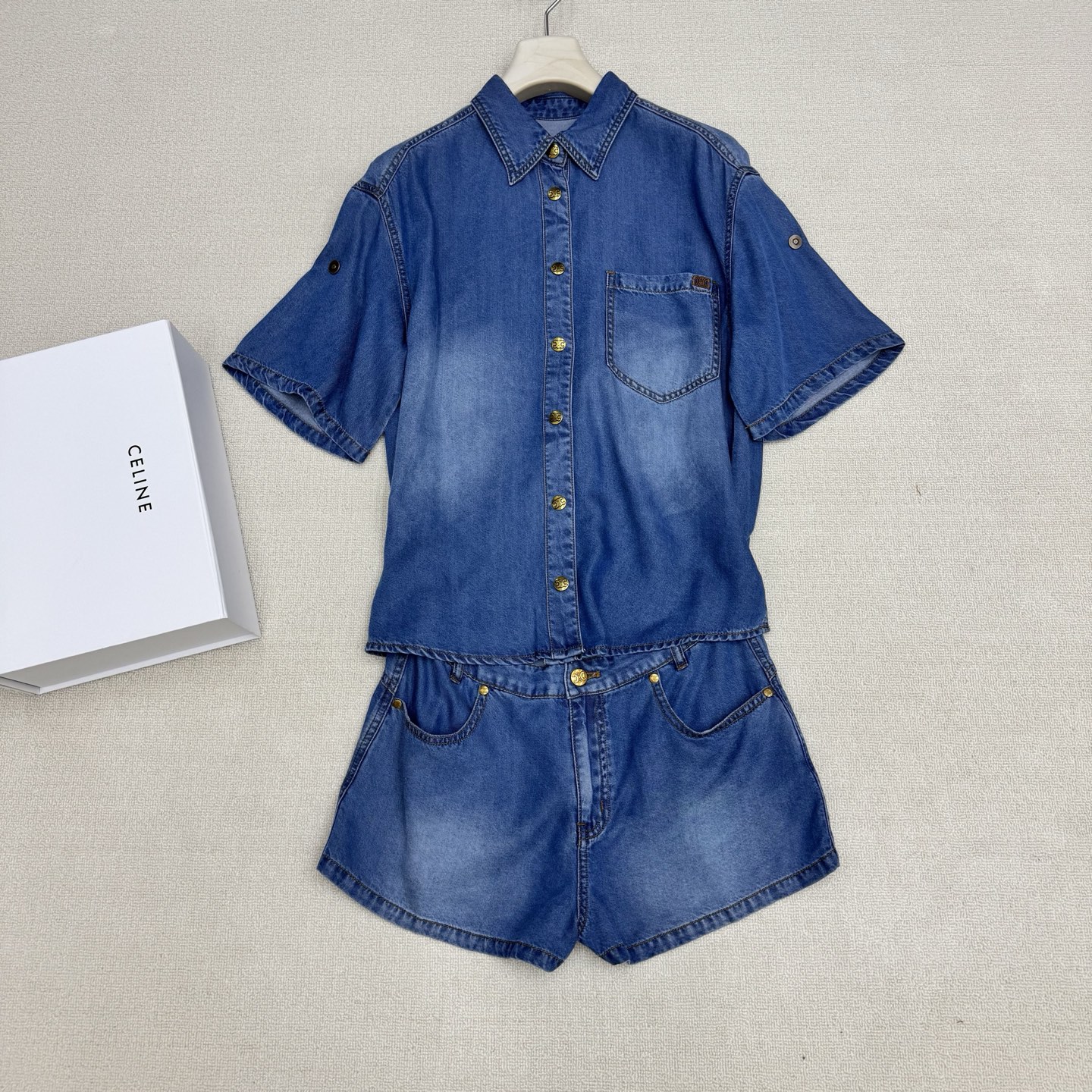 NO:807827,CEL*N*26ss spring and summer new exclusive personalized jumpsuit. The upper body of silk cotton fabric is comfortable and super soft. Soak, wash, and restore the retro denim color. Open back one-piece design with straps, one piece to complete the outfit, seaside vacation, wardrobe essential item to wear a unique summer style. Ready for sale SML,,19860909CEL*N*26ss春夏新款独家个性连体裤 丝棉面料上身舒适手感超级软糯.,浸泡,洗水,还原复古牛仔色.后开放式挷带连体设计,一件式搞定穿搭,海边渡假,衣橱必备单品穿出独特的夏日风格 现货发售SML,,,Women's clothing