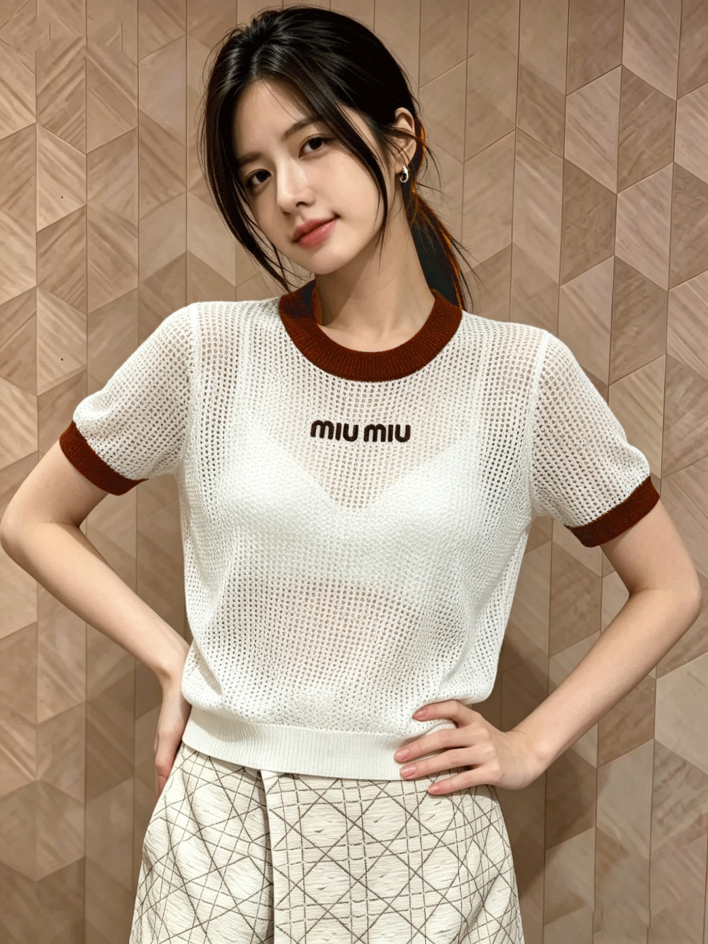NO:807846,19860909miumi*26新款针织圆领短袖透气网眼 自带通透呼吸感撞色圆领+罗纹收口 细节利落不拖沓 胸前品牌字母提花 低调注入辨识度 两色现货发售尺码363840,,miumiu,T-shirt,,Women's clothing