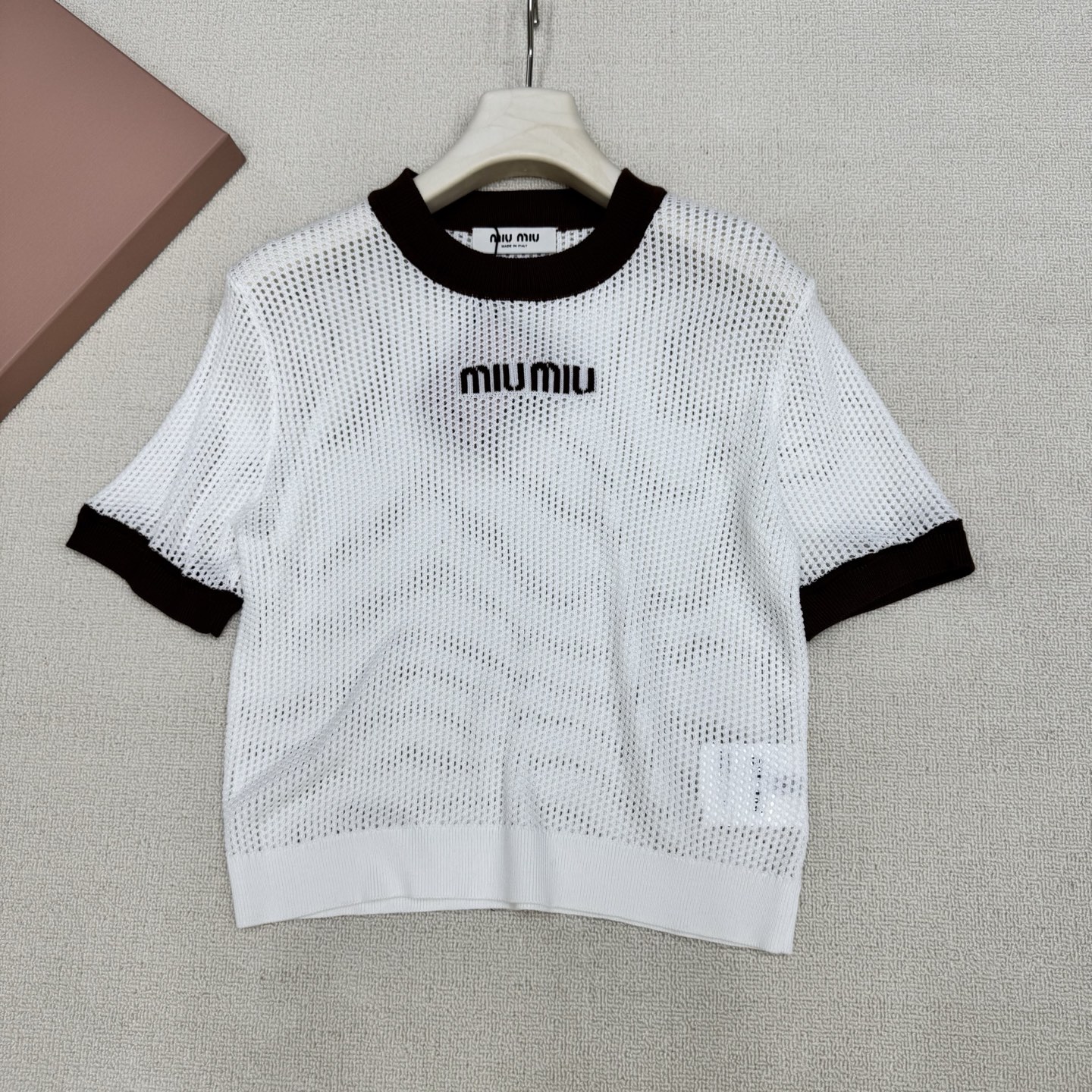 NO:807844,miumi*26 new style knitted round neck short-sleeved breathable mesh, with built-in breathability, contrasting round neck + ribbed cuffs, neat details and no clutter, jacquard brand letters on the chest, low-key injecting recognition, two colors ready for sale, size 363840, real shot details,,miumiu,T-shirt,19860909miumi*26新款针织圆领短袖透气网眼 自带通透呼吸感撞色圆领+罗纹收口 细节利落不拖沓 胸前品牌字母提花 低调注入辨识度 两色现货发售尺码363840实拍细节图,,miumiu,T-shirt,,Women's clothing