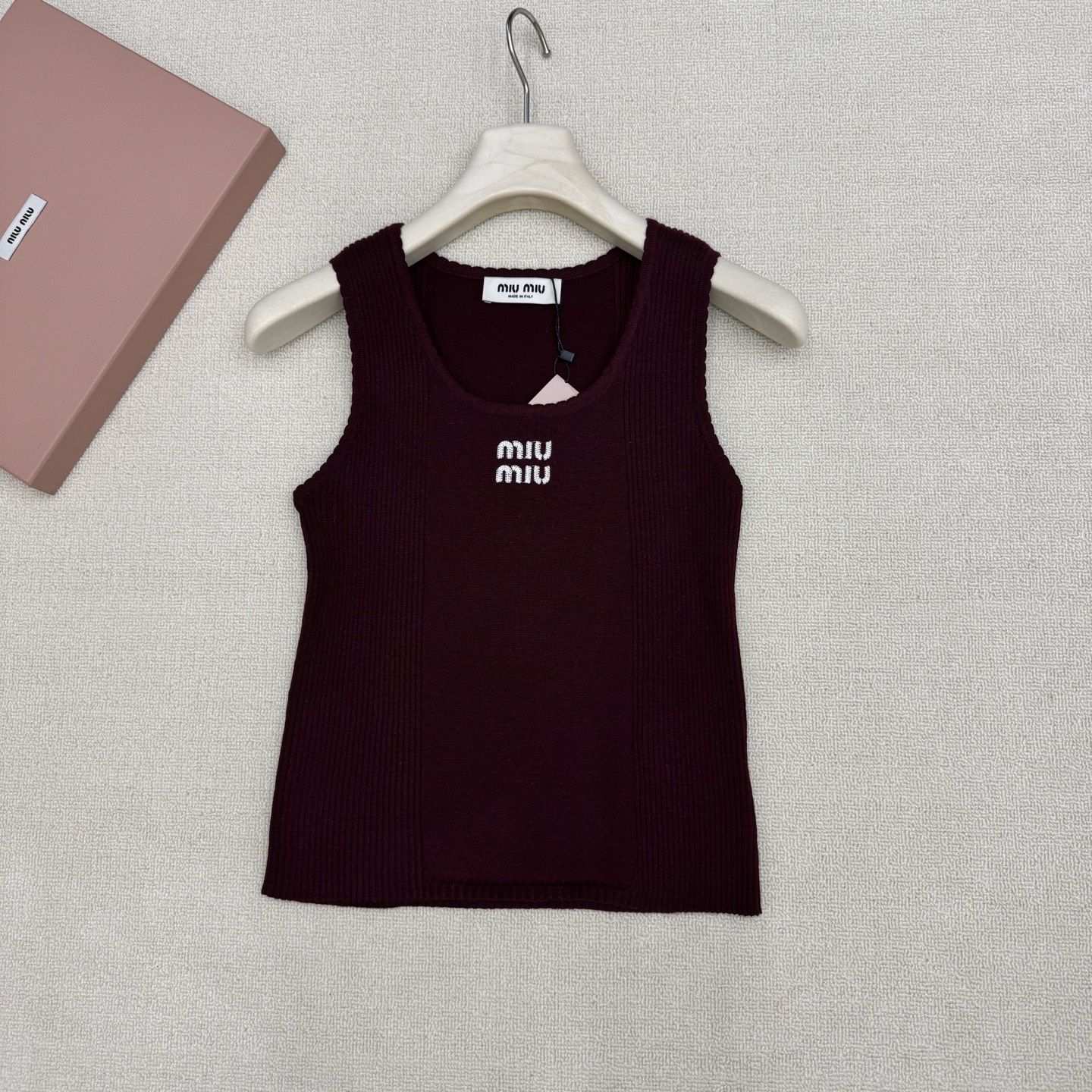 NO:807848,miumi*26 new knitted vest with vertical grooved texture. Stretchy to make you slim but not tight. Brand letters embroidered on the chest. Low-key with a touch of sophistication. The burgundy color is versatile and white. Suitable for single wear and inner wear. Available now in size 363840. Real shot details,,miumiu,19860909miumi*26新款针织背心竖坑条肌理 弹力显瘦不勒肉 胸前品牌字母刺绣 低调带点精致感 酒红色调百搭又显白 单穿内搭都合适 现货发售尺码363840实拍细节图,,miumiu,,Women's clothing