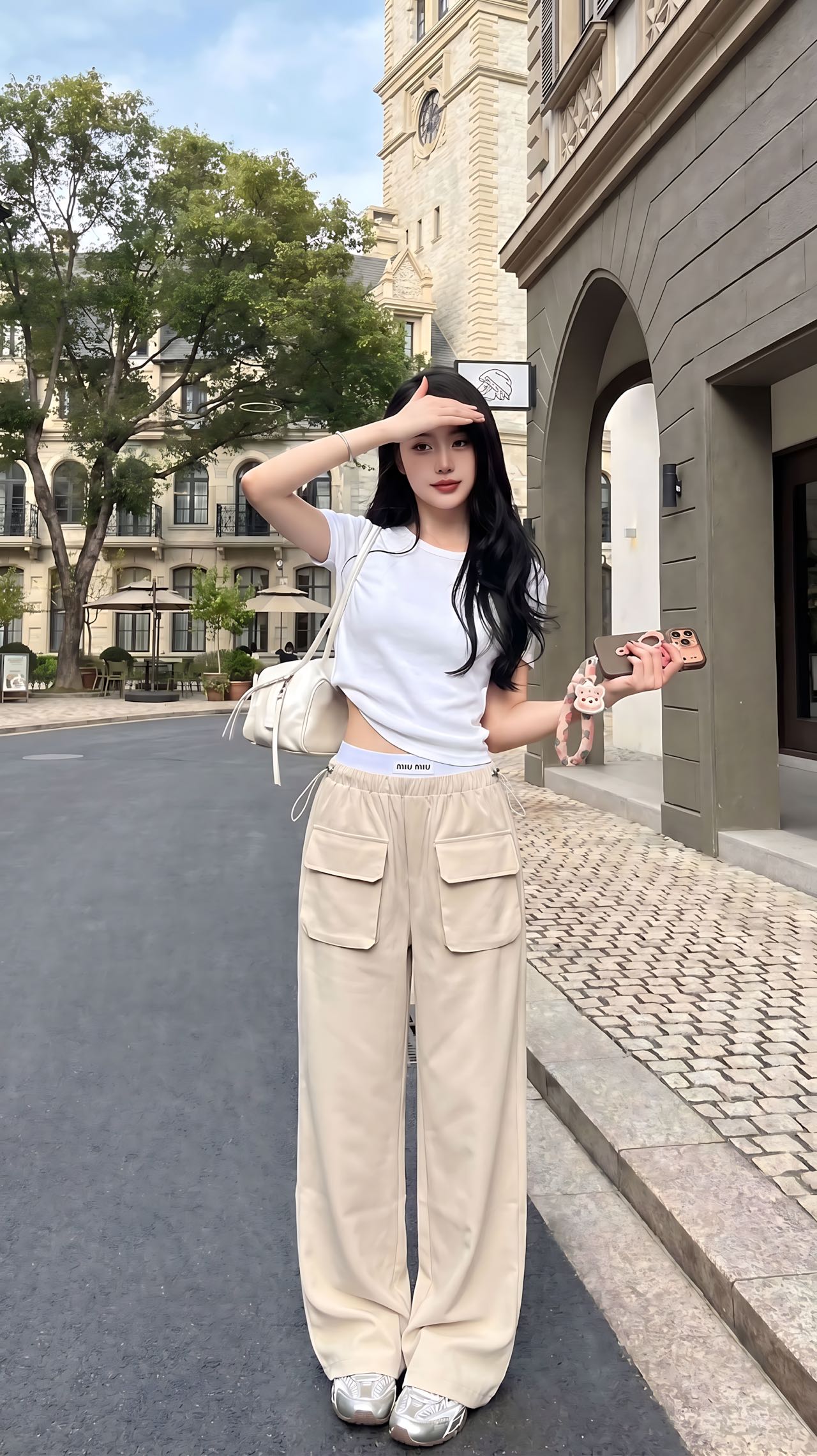 NO:807839,miumi*26Ss new spring and summer style contrasting letter threaded waist patchwork overalls丨Exclusive high-end version!  The iconic white-edged contrasting waistband brightens up the whole, and the two-tone navy blue and light khaki colors suit a variety of spring styles. Made of crisp and drapey cotton blended fabric, the front panel is independently cut and stitched with large pockets to design the workwear, which is cool and loose with wide legs and a lazy and relaxed feel. The three-dimensional pleat design on the trousers enhances the functional attributes of the workwear, and the drawstring waistband  Focus on comfort and style. It can be paired with a short waistless top to create an American hottie style, or layered with a loose sweatshirt to create a casual street feel. It is a core item in the summer wardrobe that is both recognizable and practical. Two colors are available in stock, S/M/L,, miumiu, hoodie, sweatshirts,19860909miumi*26Ss春夏新款 撞色字母螺纹腰拼接工装裤丨独家高版出品！以标志性的白边撞色腰头点亮整体,藏蓝色与浅卡其双色调适配多元春日风格.采用挺括垂坠的棉质混纺面料,前片独立剪栽拼接大口袋设计工装酷酷宽松阔腿自带慵懒松弛感,裤身立体褶裥设计强化工装机能属性,抽绳腰头兼顾舒适度与造型感.可搭配短款露腰上衣打造美式辣妹风,或叠穿宽松卫衣营造随性街头感,是夏季衣橱里兼具辨识度与实穿性的核心单品.两色现货发售S/M/L,,miumiu,hoodie,sweatshirts,,Women's clothing