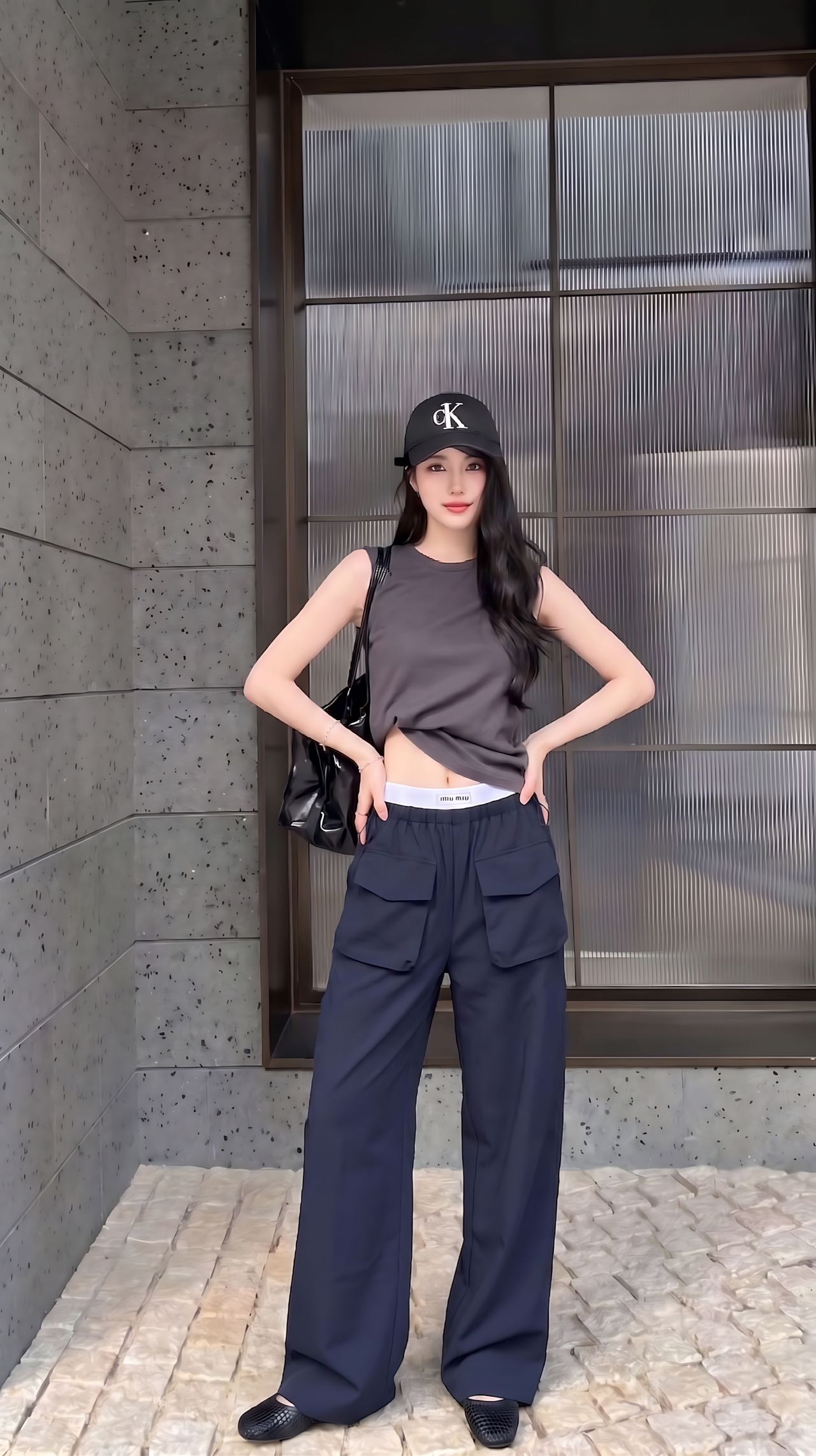 NO:807854,miumi*26Ss new spring and summer style contrasting letter threaded waist patchwork overalls丨Exclusive high-end version!  The iconic white-edged contrasting waistband brightens up the whole, and the two-tone navy blue and light khaki colors suit a variety of spring styles. Made of crisp and drapey cotton blended fabric, the front panel is independently cut and stitched with large pockets to design the workwear, which is cool and loose with wide legs and a lazy and relaxed feel. The three-dimensional pleat design on the trousers enhances the functional attributes of the workwear, and the drawstring waistband  Focus on comfort and style. It can be paired with a short waistless top to create an American hottie style, or layered with a loose sweatshirt to create a casual street feel. It is a core item in the summer wardrobe that is both recognizable and practical. Two colors are available in stock, S/M/L,, miumiu, hoodie, sweatshirts,19860909miumi*26Ss春夏新款 撞色字母螺纹腰拼接工装裤丨独家高版出品！以标志性的白边撞色腰头点亮整体,藏蓝色与浅卡其双色调适配多元春日风格.采用挺括垂坠的棉质混纺面料,前片独立剪栽拼接大口袋设计工装酷酷宽松阔腿自带慵懒松弛感,裤身立体褶裥设计强化工装机能属性,抽绳腰头兼顾舒适度与造型感.可搭配短款露腰上衣打造美式辣妹风,或叠穿宽松卫衣营造随性街头感,是夏季衣橱里兼具辨识度与实穿性的核心单品.两色现货发售S/M/L,,miumiu,hoodie,sweatshirts,,Women's clothing