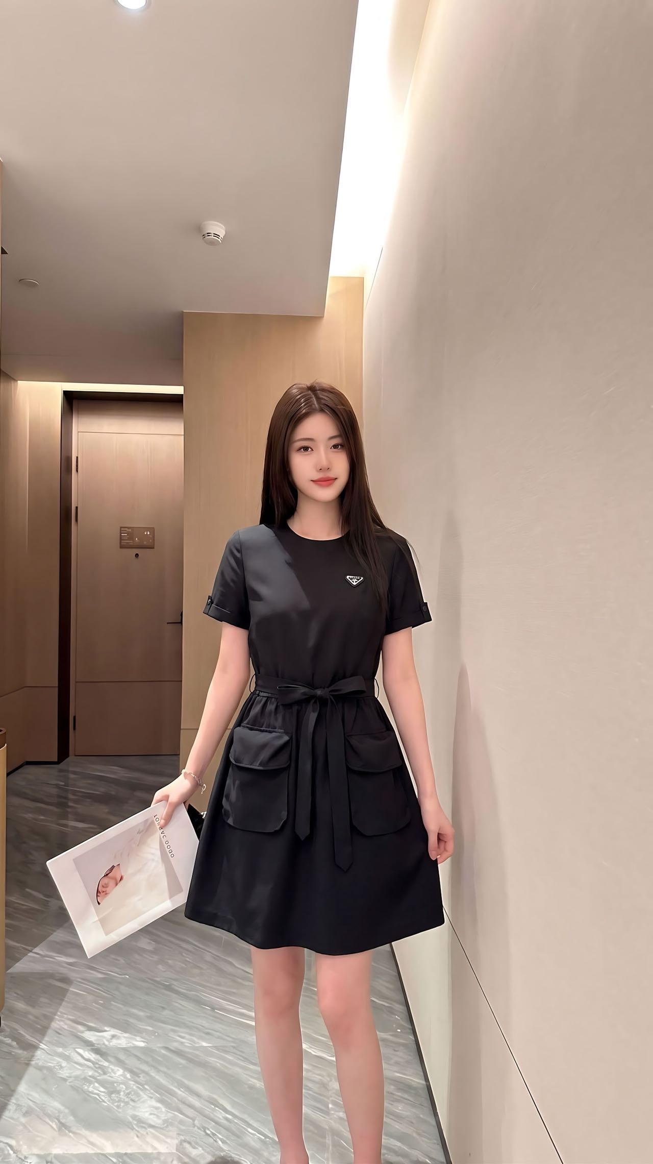 NO:807847,Prad* 26Ss spring and summer new style belted work dress丨exclusively developed by yb!  Top quality production!  Silk cotton fabric is comfortable and skin-friendly  手感软糯上身自带垂直质感,经典三角标品牌胸章低调且不失贵气千金的酷酷感,圆领+翻袖+大口袋的工装风剪裁,后片加长拉链开合设计兼顾穿脱便利与造型变化,挷带腰设计能自由收束 腰线,勾勒出利落的X型廓形,弱化宽松版型的慵懒感,凸显身形比例.是一件兼具设计感、实穿性与个性风格理念的衣橱点睛之选.两色现货发售S/M/L,,prada,skirts,19860909Prad* 26Ss春夏新款 束腰挷带工装连衣裙丨独家yb开发！顶级高版出品！丝质棉面料舒服亲肤 手感软糯上身自带垂直质感,经典三角标品牌胸章低调且不失贵气千金的酷酷感,圆领+翻袖+大口袋的工装风剪裁,后片加长拉链开合设计兼顾穿脱便利与造型变化,挷带腰设计能自由收束腰线,勾勒出利落的X型廓形,弱化宽松版型的慵懒感,凸显身形比例.是一件兼具设计感、实穿性与个性风格理念的衣橱点睛之选.两色现货发售S/M/L,,prada,skirts,,Women's clothing
