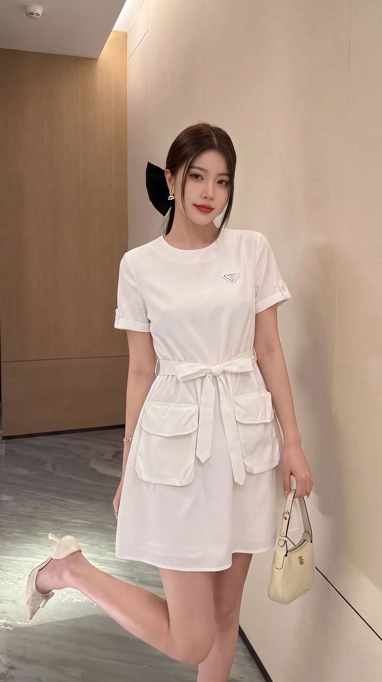 NO:807843,Prad* 26Ss spring and summer new style belted work dress丨exclusively developed by yb!  Top quality production!  Silk cotton fabric is comfortable and skin-friendly  The upper body feels soft and has a vertical texture. The classic triangular logo brand badge is low-key yet cool and elegant. The round neck + turned sleeves + large pockets have a workwear-style cut. The extended zipper opening and closing design of the back panel allows for easy putting on and taking off and styling changes. The waistband design can be freely tightened.  The waistline outlines a neat X-shaped silhouette, weakening the laziness of the loose version and highlighting the body proportions. It is a wardrobe finishing touch that combines design, practicality and individual style concepts. Two colors are available in stock, S/M/L, prada, skirts,19860909Prad* 26Ss春夏新款 束腰挷带工装连衣裙丨独家yb开发！顶级高版出品！丝质棉面料舒服亲肤 手感软糯上身自带垂直质感,经典三角标品牌胸章低调且不失贵气千金的酷酷感,圆领+翻袖+大口袋的工装风剪裁,后片加长拉链开合设计兼顾穿脱便利与造型变化,挷带腰设计能自由收束腰线,勾勒出利落的X型廓形,弱化宽松版型的慵懒感,凸显身形比例.是一件兼具设计感、实穿性与个性风格理念的衣橱点睛之选.两色现货发售S/M/L,,prada,skirts,,Women's clothing