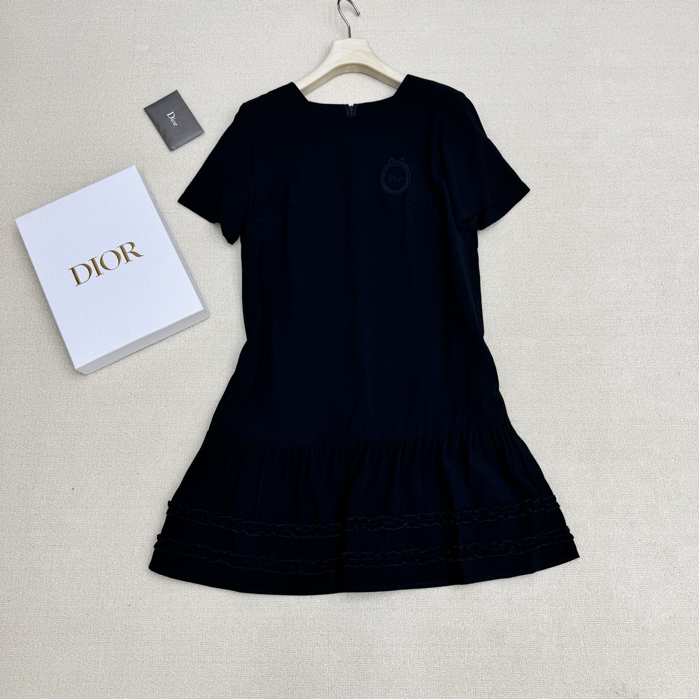NO:807849,Dio* 26Ss spring and summer new style round neck dress with badge letter embroidery丨Exclusively developed by yb!  Top quality production!  It interprets the romantic texture of French girls with soft and solid colors. The fine silk cotton material is skin-friendly and breathable. The classic round neck version is suitable for various scenes. The garland embroidery on the left chest is the finishing touch of the brand. The loose tailoring combines comfort and style. The extended zipper is provided at the back.  Designed to be easy to put on and take off, creating a casual daily life, the spliced hem wood ear lace design combination interprets the sweet and cool style. It is a gentle and textured item in the early spring wardrobe. Two colors are available in stock, S/M/L, real shot details, dior, skirts,19860909Dio* 26Ss春夏新款 胸章字母刺绣圆领连衣裙丨独家yb开发！顶级高版出品！以柔和纯色系诠释法式少女的浪漫质感.细腻丝质棉料亲肤透气,经典圆领版型适配多元场景,左胸处的花环刺绣为品牌点睛之笔,宽松剪裁兼具舒适度与造型感,后加长拉链设计穿脱轻松方便,打造随性日常,拼接下摆木耳朵花边设计组合诠释甜酷风格,是早春衣橱里的温柔质感单品.两色现货发售S/M/L实拍细节图,,dior,skirts,,Women's clothing