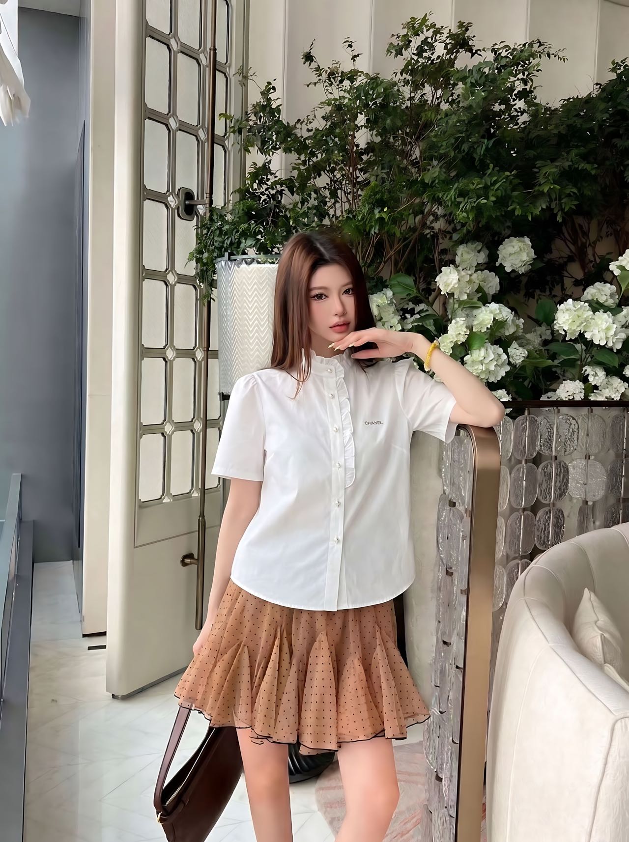 NO:807858,chan**26Ss new spring and summer fungus college style short-sleeved shirt丨exclusively developed by yb!  Top quality production!  The custom-made molded hardware letter badge is the finishing touch of the brand. The solid white and pink gentle lace outlines a sweet college feel. The high-count cotton fabric is breathable and skin-friendly. The crisp version hides small fat. The chest Logo hardware logo + double C engraved pearl breast buttons.  Low-key declaration of noble status, whether it is a sweet girl style with a pleated skirt or a light and mature look with a suit, it can be easily controlled. This shirt is the most understanding girl's heart in spring. Two colors are available in stock S/M/L, chanel, skirts, shirts, T-shirt, business suit,19860909chan**26Ss春夏新款木耳边学院风短袖衬衫丨独家yb开发！顶级高版出品！订制开模五金字母胸章为品牌的点睛之笔,纯色系白色粉色温柔花边勾勒出甜美学院感,高支棉面料透气亲肤,挺括版型藏住小赘肉,胸口Logo五金标识+双C刻字珍珠排扣 低调宣告贵气身份,无论是配百褶裙的甜妹风,还是搭西装的轻熟感,都能轻松驾驭.这件衬衫,是春天里最懂少女心的存在.两色现货发售S/M/L,,chanel,skirts,shirts,T-shirt,business suit,,Women's clothing