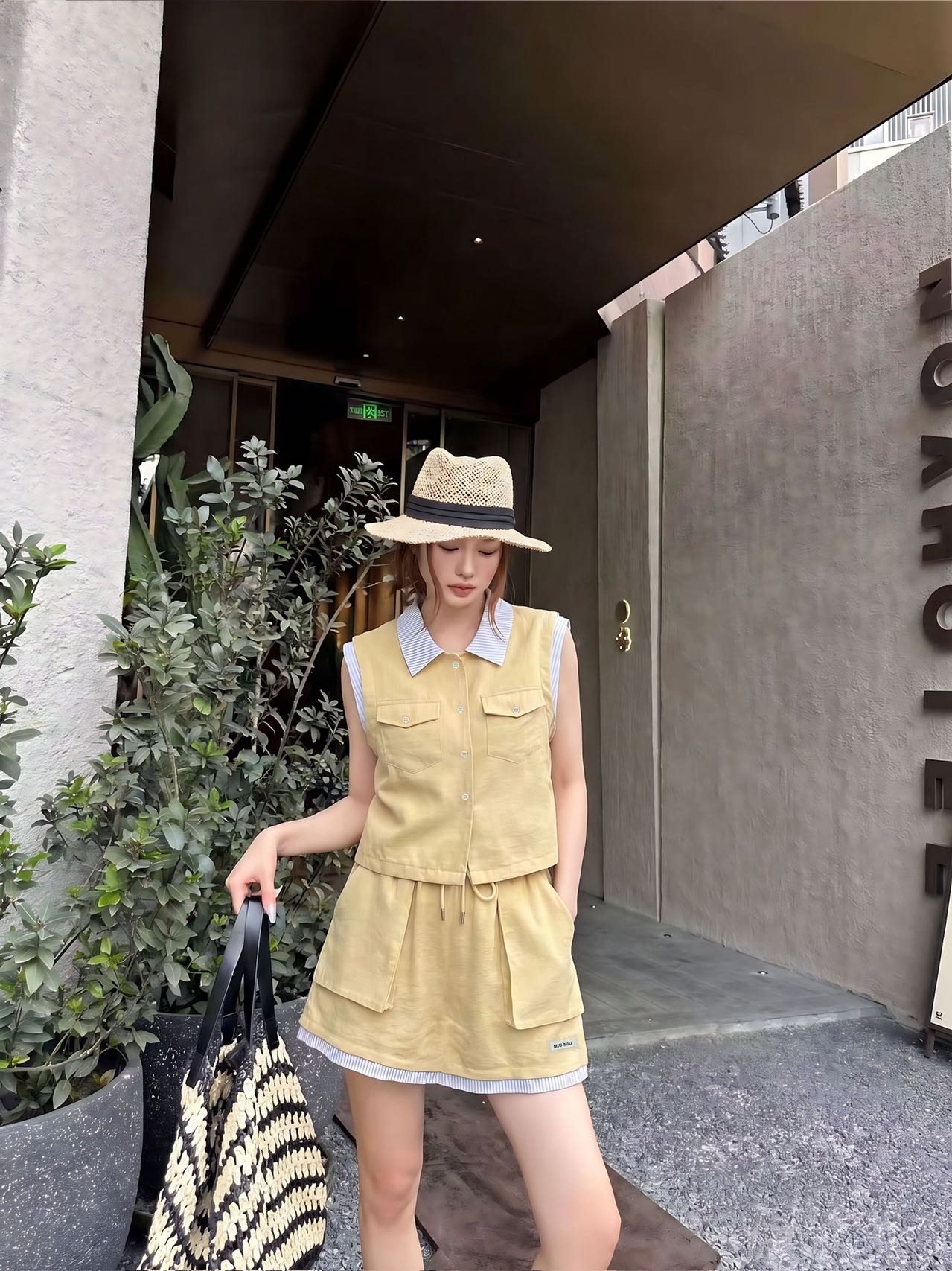 NO:808398,miumi*26Ss new spring and summer polo collar sleeveless shirt + drawstring work skirt set丨Exclusive high-end version!  Minimalist and relaxed workwear-style suit, casual healing suit, shirt spliced with contrasting collar design + elastic waist skirt hem with contrasting splicing upper and lower to match. It is a very suitable suit for summer. Breathable silk and cotton blend material. The hem brand micro-label is a poke point + patch workwear large pocket. Wearing it casually exudes a bit of 'artistic elegance' and just reveals the original 'slow' attribute.  ,Two colors available in stock S/M/L,,miumiu,skirts,shirts,19860909miumi*26Ss春夏新款 polo领无袖衬衫+抽绳工装半裙套装丨独家高版出品！极简松弛感拉满工装风套装 随性治愈系套装 衬衫拼接撞色领设计+松紧腰半裙下摆撞色拼接上下成套相呼应.夏天穿很合适的套装 自带呼吸感的丝质棉伦混纺材质 下摆品牌微标为戳点+贴片工装大口袋 随便一套一穿就散发着几分“文艺贵” 恰到好处的透露着原生的“慢”属性 ,两色现货发售S/M/L,,miumiu,skirts,shirts,,Women's clothing
