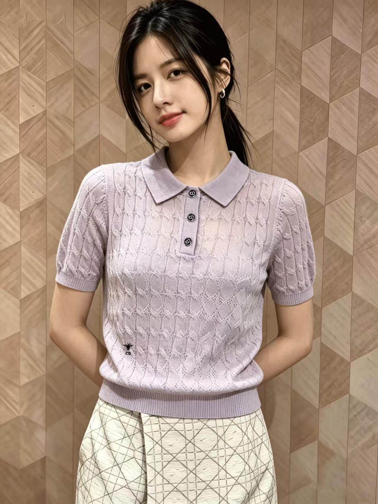 NO:822970,Dio*26 new spring and summer style knitted lapel short-sleeved ice-feel hemp knitted. Breathable and not sweaty. Small lapel + button design. Simple and age-reducing. Little bee embroidery embellishment. Low-key and exquisite. Two colors available for sale SML, dior, T-shirt,19860909Dio*26春夏新款针织翻领短袖冰感麻感针织 透气不闷汗 小翻领+排扣设计 简约又减龄 小蜜蜂刺绣点缀 低调显精致 两色现货发售SML,,dior,T-shirt,,Women's clothing