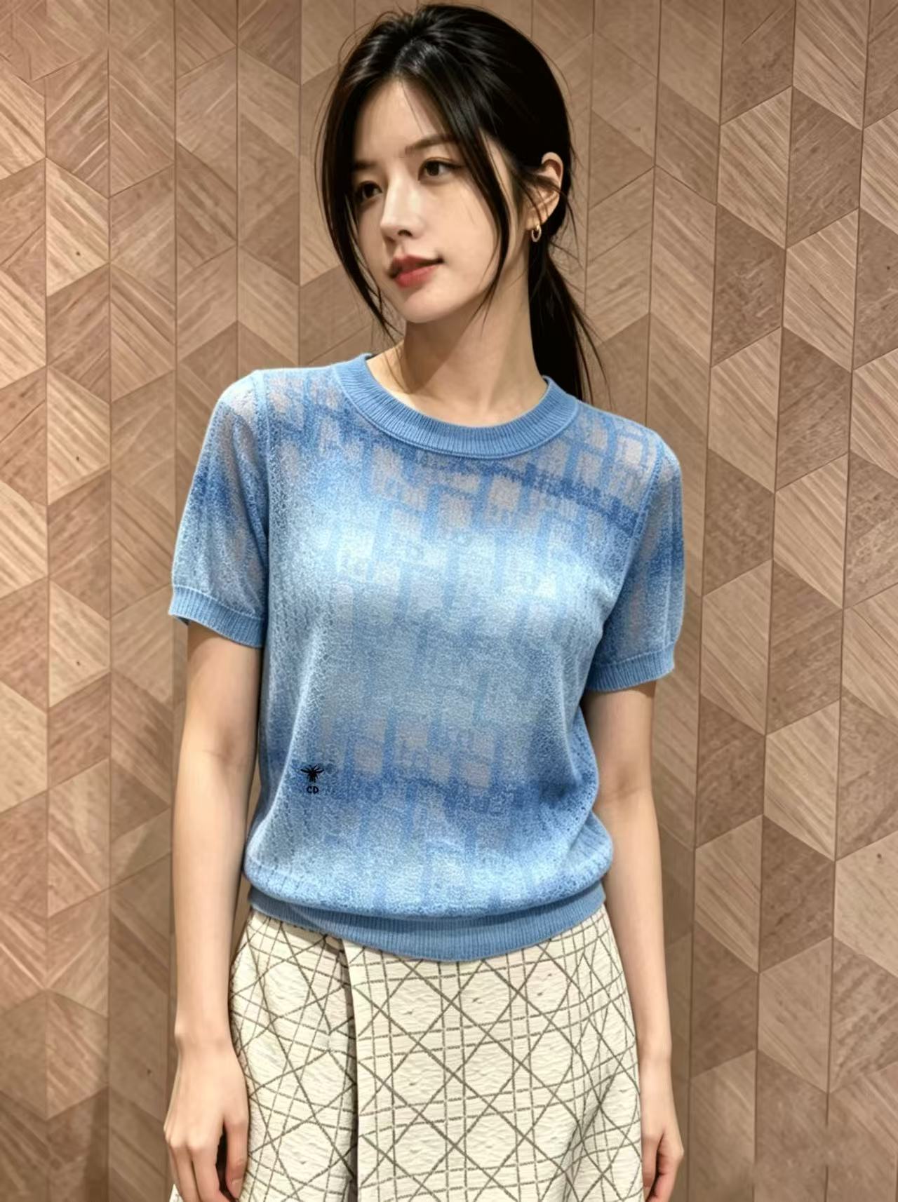NO:823010,Dio*26 new knitted round neck short-sleeved gradient/rainbow striped sweater has a summer dopamine feel. Mesh breathable knitted. Lightweight and does not stick to the skin. Contrast color stripes. Reduce age and look white. Slightly transparent texture. Refreshing for the summer. 3 colors available for sale SML, dior, T-shirt,19860909Dio*26新款针织圆领短袖渐变/彩虹条纹针织衫 夏日多巴胺感 网眼透气针织 轻薄不贴肤 撞色条纹 减龄又显白 微透质感 清爽一夏,3色现货发售SML,,dior,T-shirt,,Women's clothing