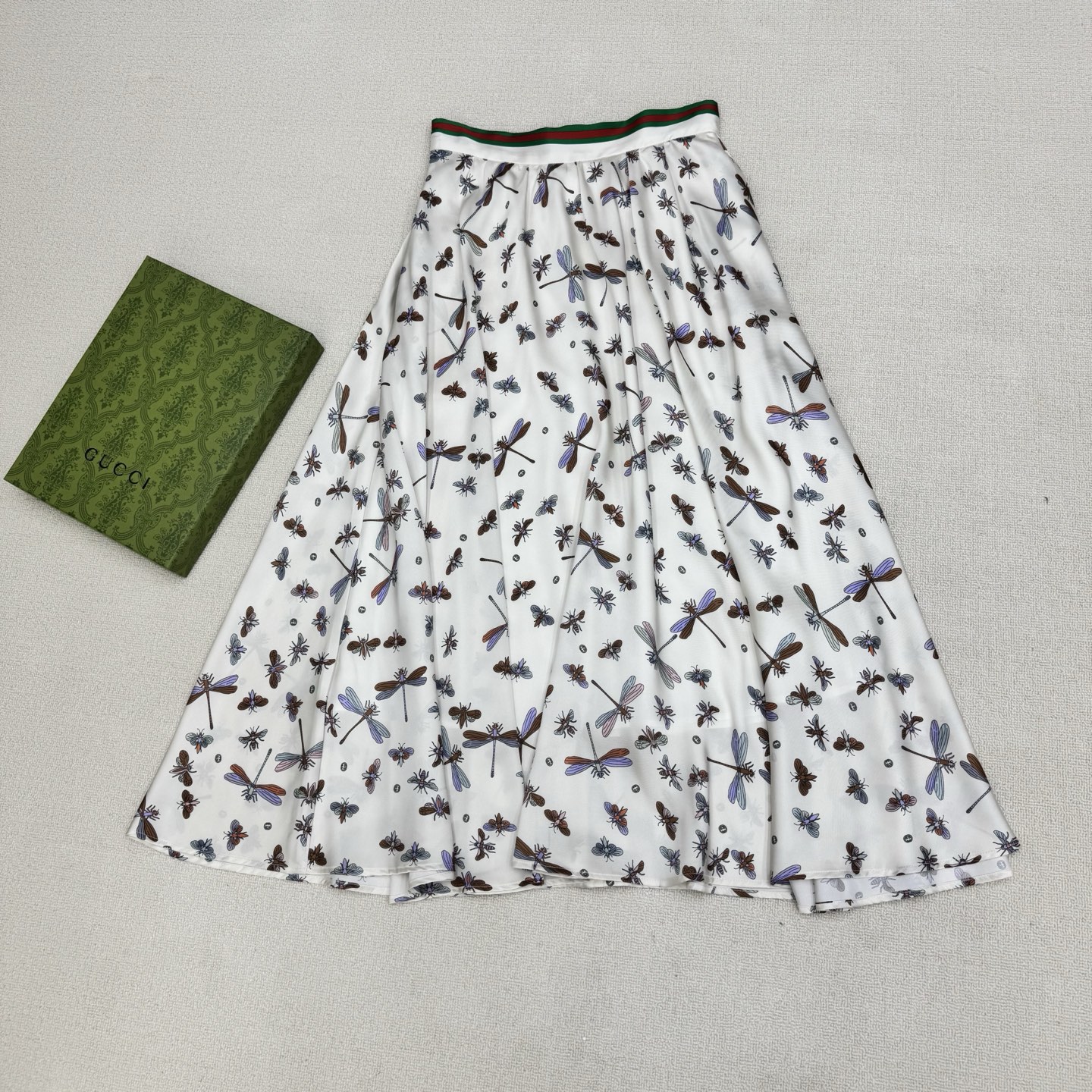 NO:822986,Guc*i26SS new spring and summer series summer dragonfly silk colorful printed skirt, colorful silk printing technology, satin silk fabric is ice cold, skin-friendly, comfortable and breathable. As cool as a walking air conditioner, the insect series dragonfly jacquard perfectly blends into the summer scene; the full colorful dragonfly jacquard pattern is rich in layers but not cluttered, adding a sense of playfulness and sophistication. Two colors are on sale now.  SML real shot details,,gucci,skirts,silk fabric,19860909Guc*i26SS春夏新品系列夏日蜻蜓丝织多彩印花半身裙,多彩丝织印花工艺,绸缎丝织面料冰冰凉凉亲肤舒适透气 如行走的空调般凉爽,昆虫系列蜻蜓提花完美融入夏日场景；满幅多彩蜻蜓提花图案层次丰富却不杂乱,增添了俏皮与精致感.两色现货发售 SML实拍细节图,,gucci,skirts,silk fabric,,Women's clothing