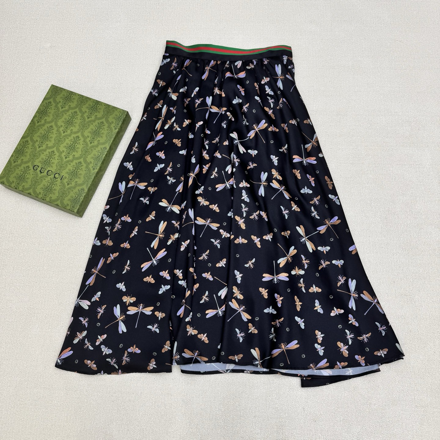 NO:822976,Guc*i26SS new spring and summer series summer dragonfly silk colorful printed skirt, colorful silk printing technology, satin silk fabric is ice cold, skin-friendly, comfortable and breathable. As cool as a walking air conditioner, the insect series dragonfly jacquard perfectly blends into the summer scene; the full colorful dragonfly jacquard pattern is rich in layers but not cluttered, adding a sense of playfulness and sophistication. Two colors are on sale now.  SML real shot details,,gucci,skirts,silk fabric,19860909Guc*i26SS春夏新品系列夏日蜻蜓丝织多彩印花半身裙,多彩丝织印花工艺,绸缎丝织面料冰冰凉凉亲肤舒适透气 如行走的空调般凉爽,昆虫系列蜻蜓提花完美融入夏日场景；满幅多彩蜻蜓提花图案层次丰富却不杂乱,增添了俏皮与精致感.两色现货发售 SML实拍细节图,,gucci,skirts,silk fabric,,Women's clothing