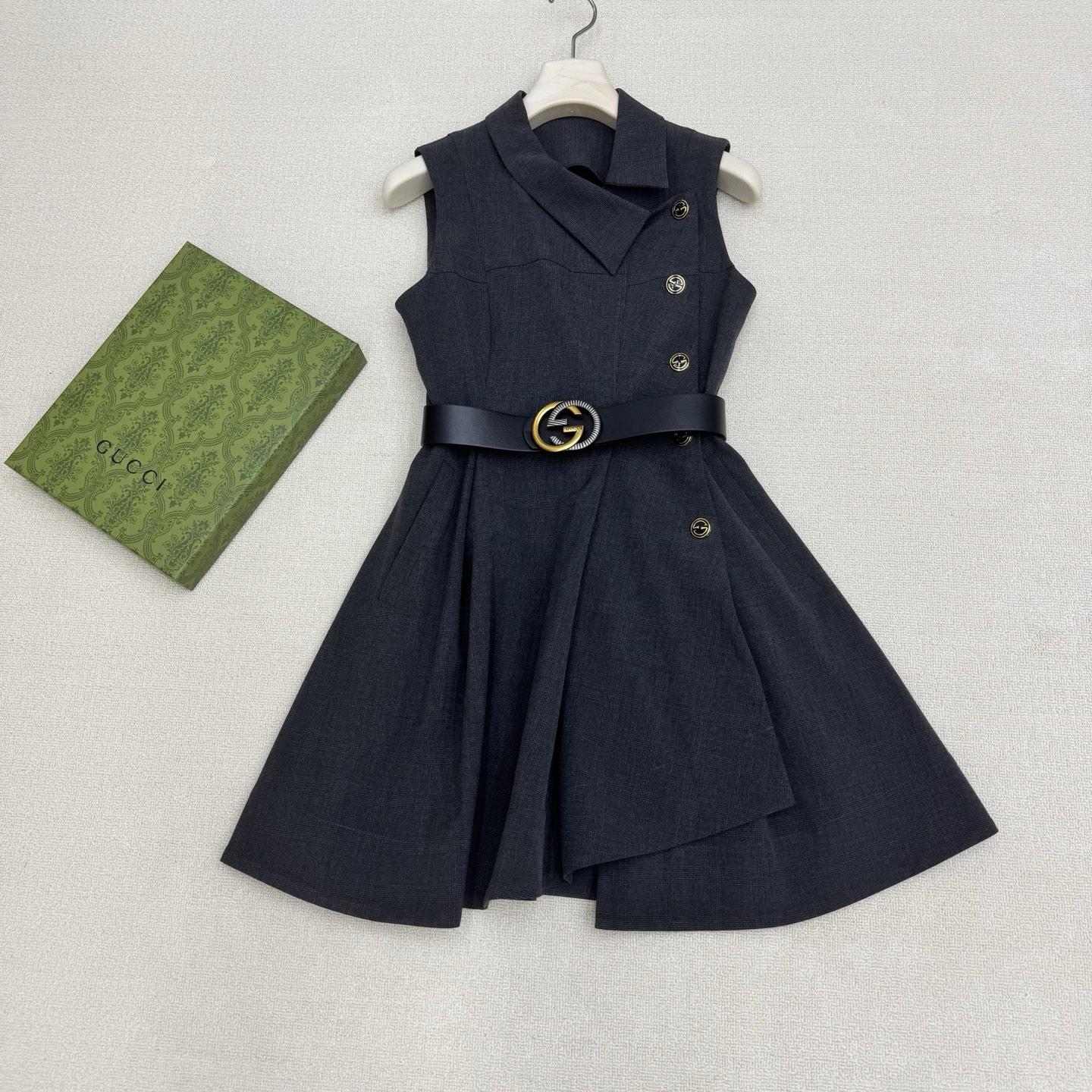 NO:822996,Gucc*26Ss new spring and summer style side collar sleeveless belt dress丨exclusively developed by yb!  Top quality production!  It is made of high-end gray and capable suit material as the base, and is equipped with a custom-made double G buckle belt with hardware to highlight the brand. The side-turned neckline design reveals a unique temperament, and the double G side row hardware buckles make it effortless to wear the upper body.  The belt shape automatically tightens the waist to create a perfect curve. It not only retains the girlish playfulness, but also injects sexy tension. The short version is matched with an irregular cut skirt, which can cleverly optimize the body proportions. It can be worn with a shirt to create a college style, or can be worn alone with a belt and boots to create a retro cool feeling. It is the finishing touch of the wardrobe with both recognition and style. Ready-made S/M/L real shot details, gucci, boots, skirts, shirts, business suit,19860909Gucc*26Ss春夏新款 侧领无袖腰带连衣裙丨独家yb开发！顶级高版出品！以高级灰色干练的西装料为底,+配五金订制双G扣腰带为品牌戳点 侧翻领口设计显露独一无二的千金气质,双G侧排五金扣上身轻松不费力 腰带塑型自动收腰塑造完美曲线.既保留了少女感的俏皮,又注入了性感张力.短款版型搭配不规则剪栽裙摆,能巧妙优化身材比例,可内搭衬衫打造学院风,也能单穿搭配腰带与长靴营造复古酷感,是衣橱里兼具辨识度与风格感的点睛单品.现货发售S/M/L实拍细节图,,gucci,boots,skirts,shirts,business suit,,Women's clothing