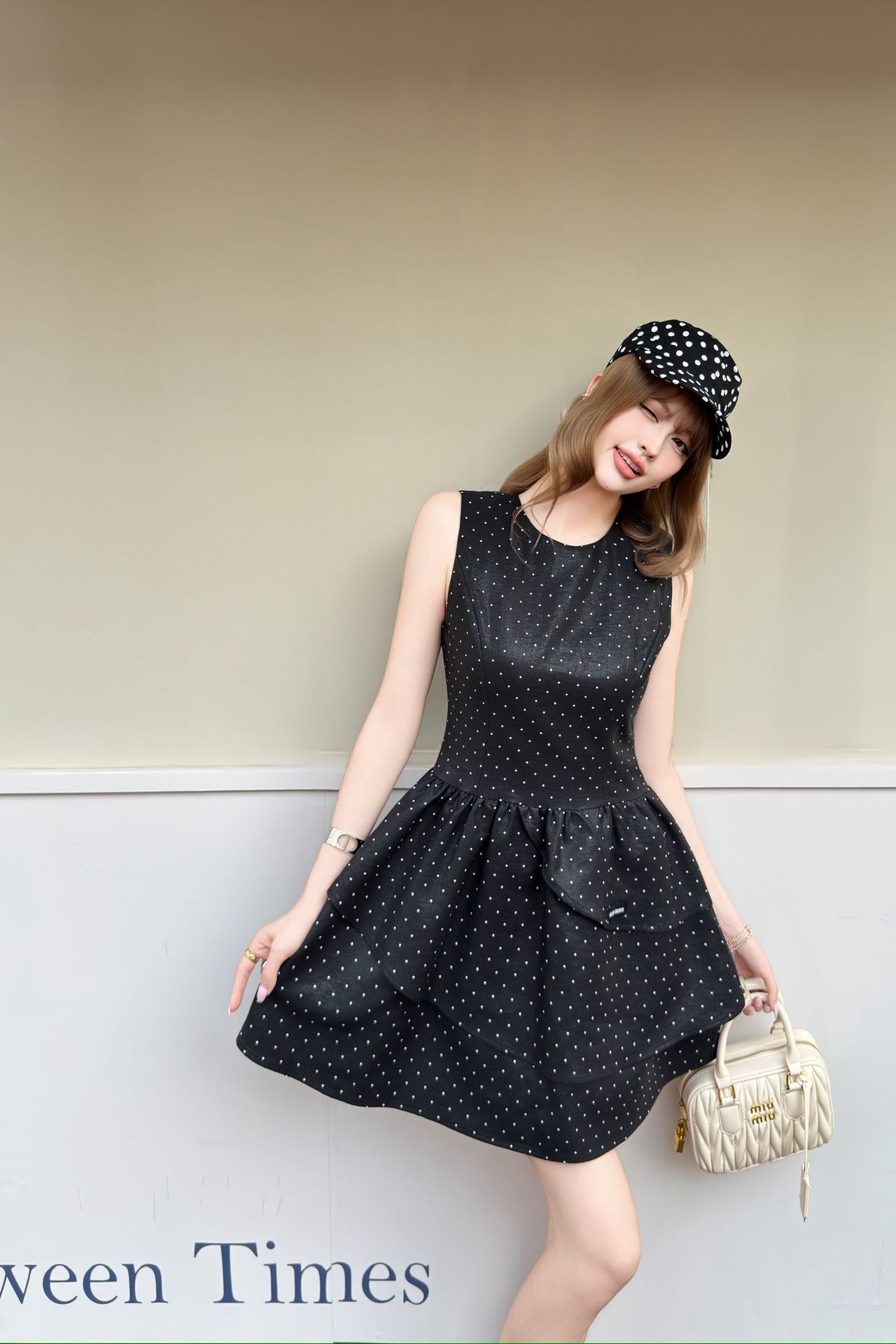 NO:822971,miumi*26 new spring and summer French retro polka dot round neck sleeveless dress. The small skirt has its own elegant filter. The classic starry polka dots are paired with matte black and milky white background, which brings out the French romance and girlishness. The exquisite three-layer cake skirt gently reduces age, and the small micro logo on the skirt embellishes the brand atmosphere. The A-line skirt with waist can easily outline the body curve, and the waist can be slimmed down and the legs can be lengthened instantly.  It is full of details and can be used for dates, commuting, and light gatherings. It can be worn alone or paired with suits and cardigans to create different styles. Two colors, ready for sale smL, miumiu, skirts, business suit,19860909miumi*26春夏新品法式复古波点圆领无袖连衣裙 自带优雅滤镜的小裙籽,经典满天星波点搭配亚光黑和奶白底色,把法式浪漫与少女感拉满.精致三层蛋糕裙摆温柔减龄,裙摆小微标点缀品牌气息,收腰A字裙摆轻松勾勒身材曲线,秒变腰细腿长. 细节感直接拉满,约会、通勤、轻聚会都能hold住,可单穿也可搭配西装、开衫打造不同风格.两色,现货发售smL,,miumiu,skirts,business suit,,Women's clothing