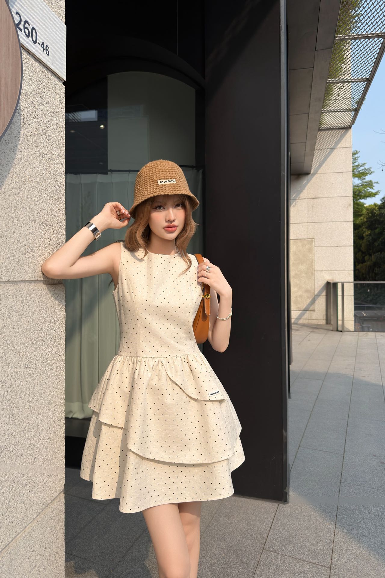 NO:823011,miumi*26 new spring and summer French retro polka dot round neck sleeveless dress. The small skirt has its own elegant filter. The classic starry polka dots are paired with matte black and milky white background, which brings out the French romance and girlishness. The exquisite three-layer cake skirt gently reduces age, and the small micro logo on the skirt embellishes the brand atmosphere. The A-line skirt with waist can easily outline the body curve, and the waist can be slimmed down and the legs can be lengthened instantly.  It is full of details and can be used for dates, commuting, and light gatherings. It can be worn alone or paired with suits and cardigans to create different styles. Two colors, ready for sale smL, miumiu, skirts, business suit,19860909miumi*26春夏新品法式复古波点圆领无袖连衣裙 自带优雅滤镜的小裙籽,经典满天星波点搭配亚光黑和奶白底色,把法式浪漫与少女感拉满.精致三层蛋糕裙摆温柔减龄,裙摆小微标点缀品牌气息,收腰A字裙摆轻松勾勒身材曲线,秒变腰细腿长. 细节感直接拉满,约会、通勤、轻聚会都能hold住,可单穿也可搭配西装、开衫打造不同风格.两色,现货发售smL,,miumiu,skirts,business suit,,Women's clothing