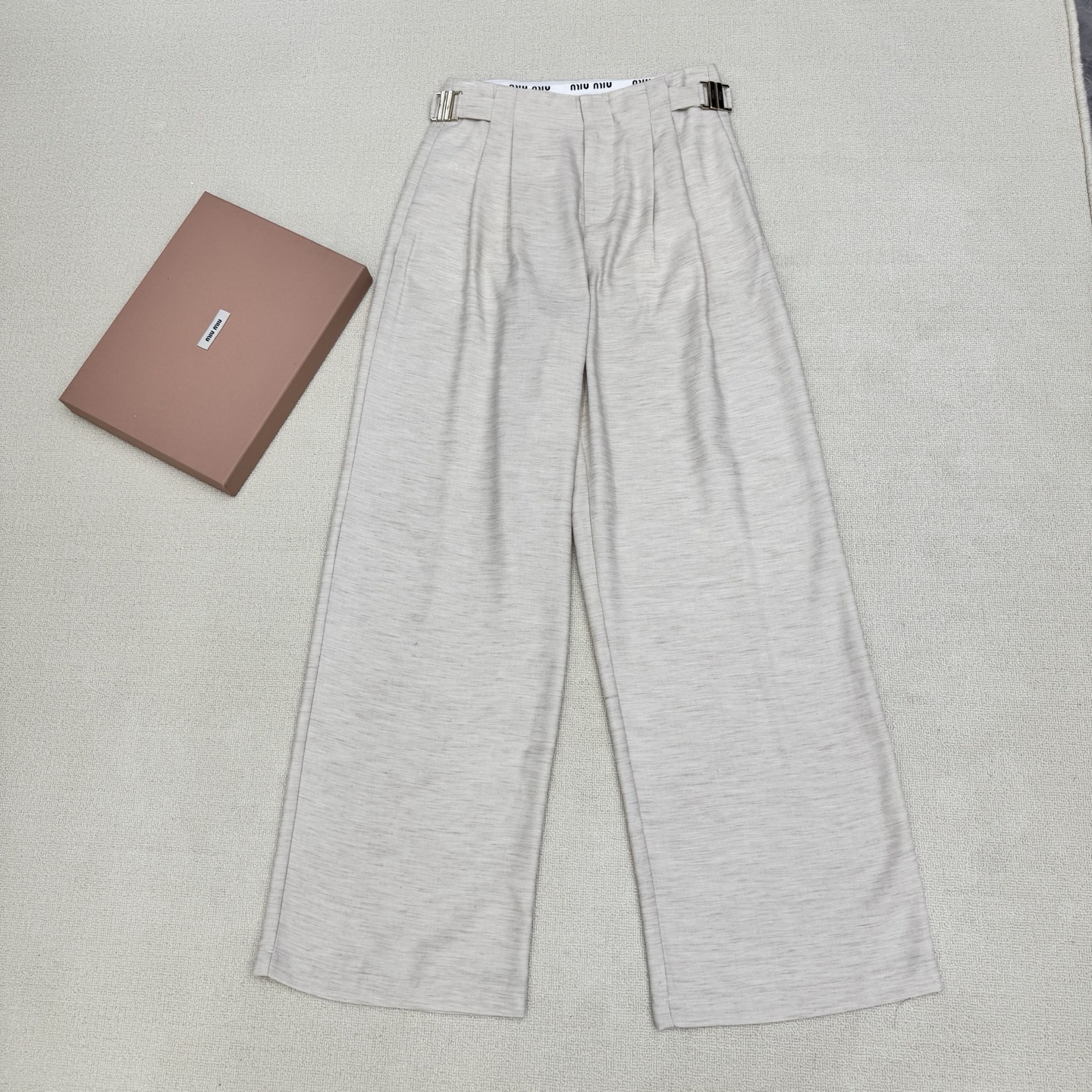 NO:823004,miumi*26SS new spring and summer hardware buckle silk cotton and linen blended wide-leg trousers丨Exclusive high-end version!  Made of lightweight and breathable silky cotton and linen blended fabric, it creates a silhouette that is both lazy and elegant. The custom-made hardware waist buckle is not only the finishing touch of the brand, but also cleverly tightens the waistline and makes the loose trousers more proportional. Whether paired with a simple T-shirt or a shirt, it can easily create an effortless sense of luxury and is an ideal choice for the early spring wardrobe. Two-color ready-made S/M/L real shot details, miumiu, shirts, tees, t-shirt,19860909miumi*26SS春夏新款五金扣丝质棉亚麻混纺阔腿长裤丨独家高版出品！以轻盈透气丝质棉亚麻混纺面料,打造出慵懒又不失利落的廓形.订制五金腰扣,既是品牌点睛之笔,又能巧妙收束腰线,让宽松裤型更显比例.无论是搭配简约T恤还是衬衫,都能轻松营造出毫不费力的高级感,是早春衣橱里的理想之选.两色现货发售S/M/L实拍细节图,,miumiu,shirts,tees，t-shirt,,Women's clothing