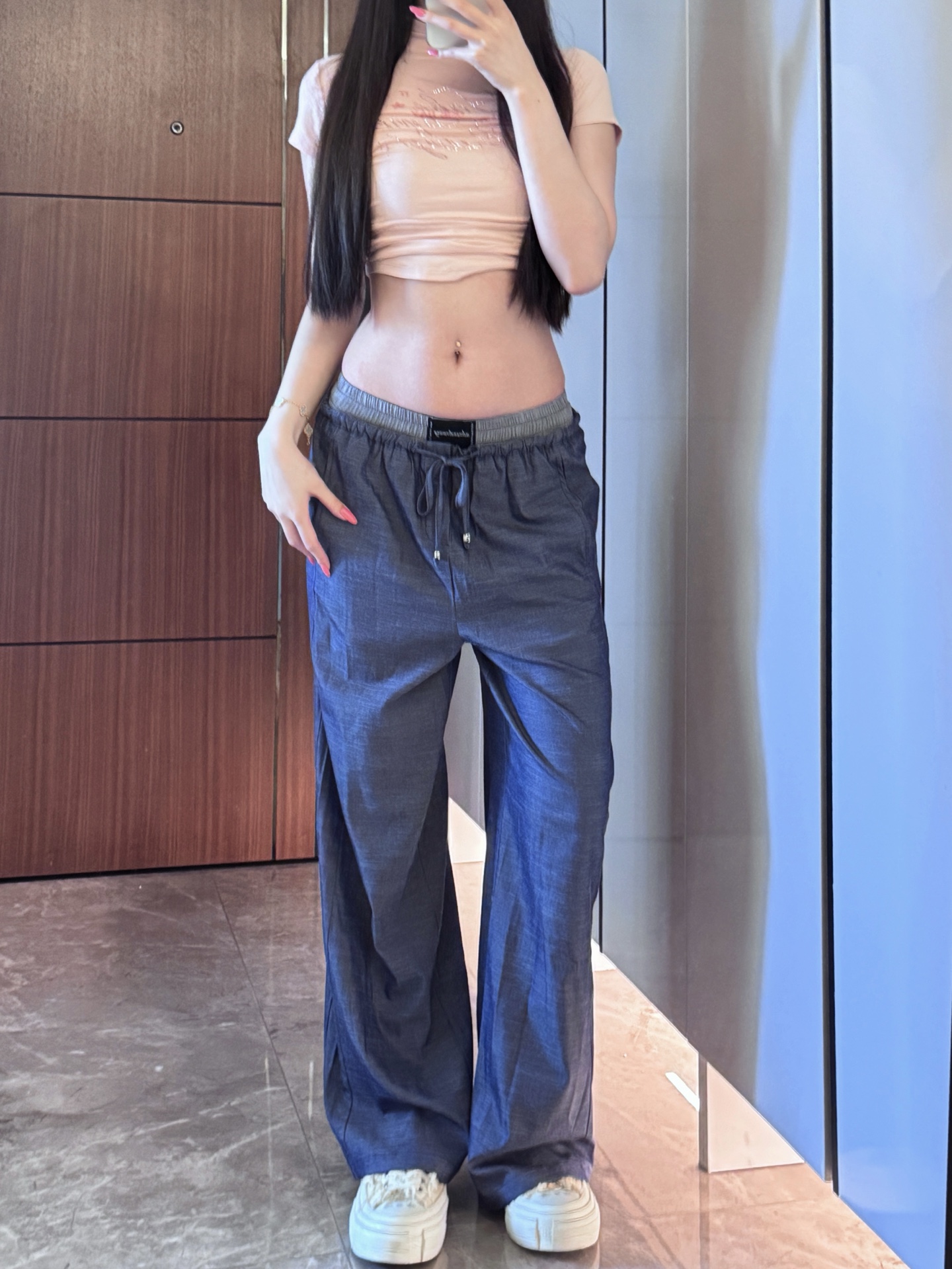 NO:823042,Alexand*r Wan*26Ss new spring and summer fake two-piece casual wide-leg pants丨Exclusive high-end version!  It is made of silky cotton fabric with a crisp texture. It has been washed and has a retro and old charm. The classic distressed denim color is versatile and high-end. The fake two-piece waistband micro-label is the finishing touch of the brand. The elastic drawstring elastic waist is spliced and engraved with the brand logo, breaking the monotony of traditional pants; the iconic wide vertical trousers with loose trouser leg lines not only hide the flesh and look slimmer, but also create a casual piled trousers effect, which makes you walk with a super accent. Two colors  Available in stock S/M/L,,19860909Alexand*r Wan*26Ss春夏新款 假两件休闲阔腿裤丨独家高版出品！采用质感挺括的丝质棉面料,经过水洗处理后自带复古做旧韵味,经典的作旧牛仔色百搭又显高级.假两件腰头微标是品牌点睛之笔,弹力抽绳松紧腰拼接印刻品牌标识,打破传统裤的单调感；标志性的挺阔垂直裤型搭配宽松的裤腿线条不仅藏肉显瘦,还能打造出随性的堆堆裤脚效果,走路带风超有腔调.两色 现货发售S/M/L,,,Women's clothing
