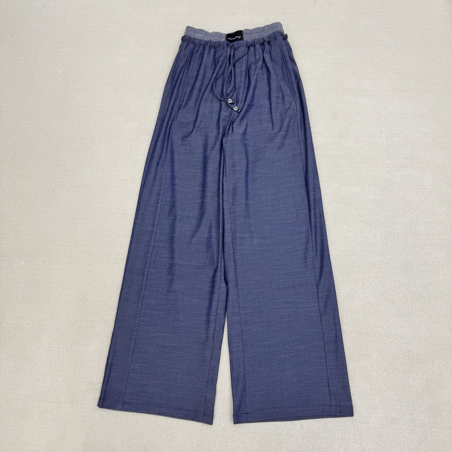 NO:823037,Alexand*r Wan*26Ss new spring and summer fake two-piece casual wide-leg pants丨Exclusive high-end version!  It is made of silky cotton fabric with a crisp texture. It has been washed and has a retro and old charm. The classic distressed denim color is versatile and high-end. The fake two-piece waistband micro-label is the finishing touch of the brand. The elastic drawstring elastic waist is spliced and engraved with the brand logo, breaking the monotony of traditional pants; the iconic wide vertical trousers with loose trouser leg lines not only hide the flesh and look slimmer, but also create a casual piled trousers effect, which makes you walk with a super accent. Two colors  Ready sale S/M/L real shot details,,19860909Alexand*r Wan*26Ss春夏新款 假两件休闲阔腿裤丨独家高版出品！采用质感挺括的丝质棉面料,经过水洗处理后自带复古做旧韵味,经典的作旧牛仔色百搭又显高级.假两件腰头微标是品牌点睛之笔,弹力抽绳松紧腰拼接印刻品牌标识,打破传统裤的单调感；标志性的挺阔垂直裤型搭配宽松的裤腿线条不仅藏肉显瘦,还能打造出随性的堆堆裤脚效果,走路带风超有腔调.两色 现货发售S/M/L实拍细节图,,,Women's clothing