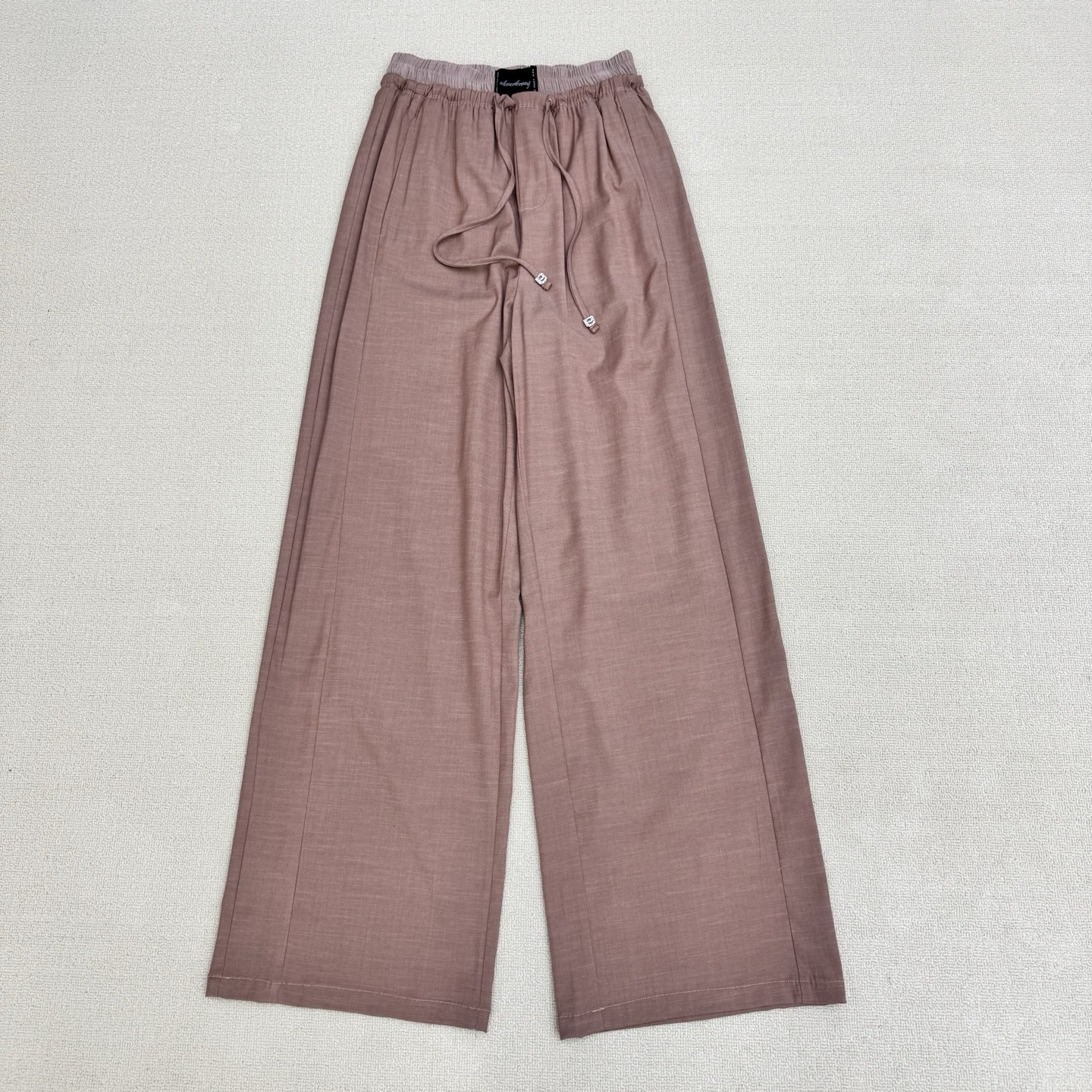 NO:823027,Alexand*r Wan*26Ss new spring and summer fake two-piece casual wide-leg pants丨Exclusive high-end version!  It is made of silky cotton fabric with a crisp texture. It has been washed and has a retro and old charm. The classic distressed denim color is versatile and high-end. The fake two-piece waistband micro-label is the finishing touch of the brand. The elastic drawstring elastic waist is spliced and engraved with the brand logo, breaking the monotony of traditional pants; the iconic wide vertical trousers with loose trouser leg lines not only hide the flesh and look slimmer, but also create a casual piled trousers effect, which makes you walk with a super accent. Two colors  Ready sale S/M/L real shot details,,19860909Alexand*r Wan*26Ss春夏新款 假两件休闲阔腿裤丨独家高版出品！采用质感挺括的丝质棉面料,经过水洗处理后自带复古做旧韵味,经典的作旧牛仔色百搭又显高级.假两件腰头微标是品牌点睛之笔,弹力抽绳松紧腰拼接印刻品牌标识,打破传统裤的单调感；标志性的挺阔垂直裤型搭配宽松的裤腿线条不仅藏肉显瘦,还能打造出随性的堆堆裤脚效果,走路带风超有腔调.两色 现货发售S/M/L实拍细节图,,,Women's clothing