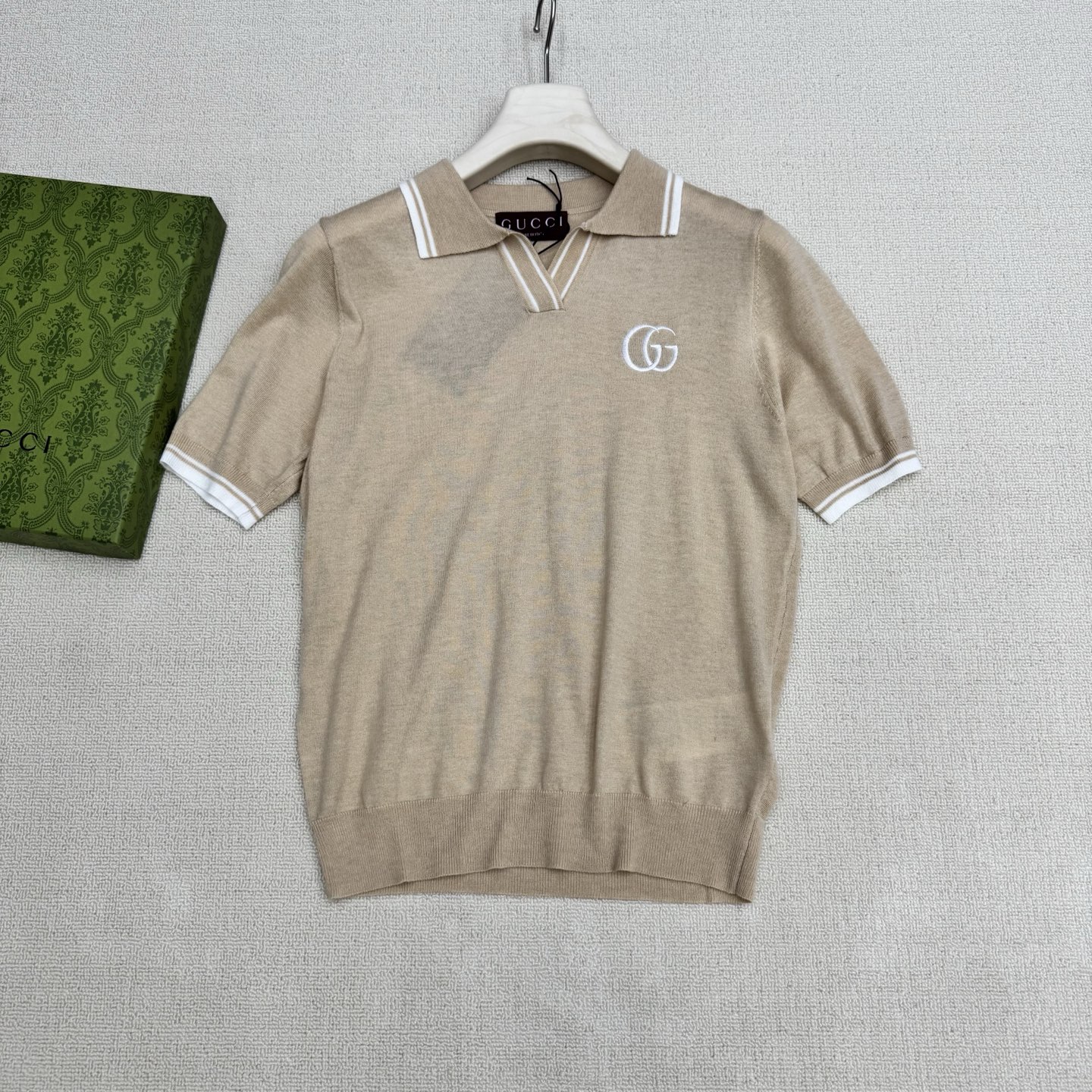 NO:824519,Gucc*26 spring and summer new style knitted round neck short sleeves Double G jacquard Low-key highlights the identity Contrast edge round neck Outlines the elegant shoulder and neck line Wool knitted classic double G is timeless Daily wear alone or layered, both have a sense of high-end Brown luminous green two colors Ready-made sizes SML real shot details,, gucci, T-shirt,19860909Gucc*26春夏新款针织圆领短袖 双G提花 低调彰显身份撞色边圆领 勾勒优雅肩颈线 羊毛针织经典双G不过时 日常单穿或叠搭 皆是高级感 棕色 莹光绿 两色 现货发售尺码SML实拍细节图,,gucci,T-shirt,,Women's clothing
