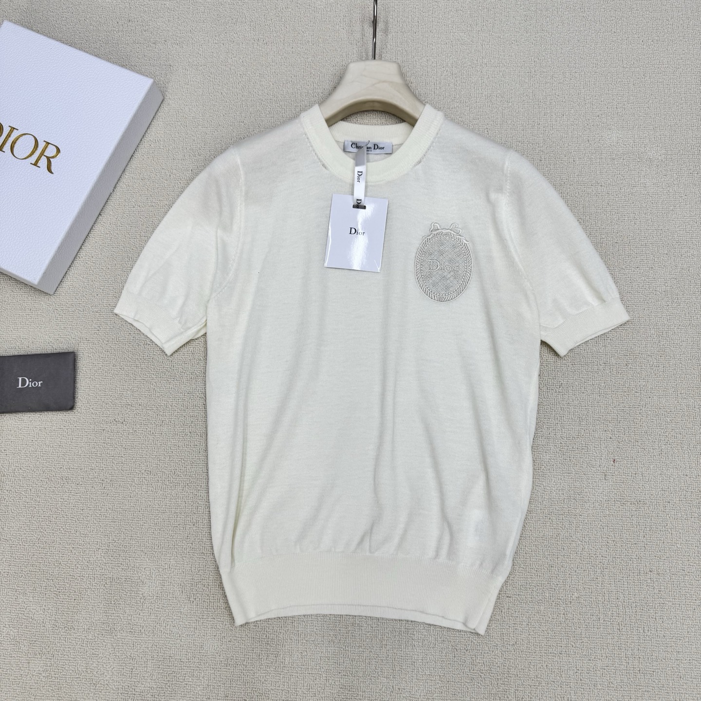 NO:824553,26ss spring and summer new model Dio** round neck badge embroidered knitted short sleeves. The wreath badge embroidery on the chest is so exquisite, low-key and recognizable. Wearing it makes you look like a noble and unassuming rich girl!  The ultra-fine wool knitted fabric is super soft and comfortable. The slim fit outlines the lines, hides the flesh and is neat. Wearing it alone with jeans is a casual sister. You can unlock N kinds of outfits with one piece, so you can get it with your eyes closed!  Two colors ready for sale, smL real shot details, dior, jeans, T-shirt,1986090926ss春夏新款Dio** 圆领胸章刺绣针织短袖 胸前花圈徽章刺绣太精致了,低调又有辨识度,穿上身就是显贵不张扬的富家千金感！超细羊毛针织面料软乎乎的巨舒服,修身版型勾勒线条,藏肉又显利落.单穿配牛仔裤是随性姐姐,一件解锁N种穿搭,闭眼入不亏！两色现货出售smL实拍细节图,,dior,jeans,T-shirt,,Women's clothing