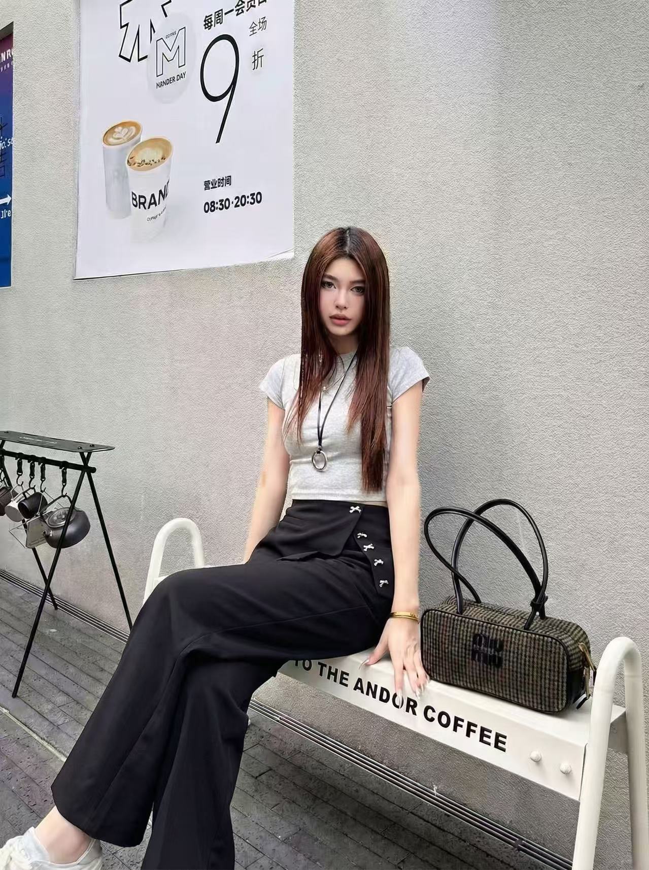 NO:828009,Dio* 26FW spring and summer new style apron style fake two-piece casual wide-leg pants丨Exclusive high-end version!  The high-end custom hardware bow decorative buckle focuses on the sense of sophistication; the waist apron-style fake two-piece design is unique and not exaggerated but has its own recognition; the soft and stylish suit pants are made of twill silk cotton fabric, and the upper body has a sense of verticality. The casual wide-leg tailoring can hide the flesh without looking bloated like ordinary pants, and it makes you look taller and slimmer when you walk with wind. Available now in S/M/L, dior, skirts, business suit,19860909Dio* 26FW春夏新款 围裙式假两件休闲阔腿裤丨独家高版出品！高级订制五金蝴蝶结装饰扣主打的精致感；腰部围裙式假两件设计独特不浮夸却自带辨识度；软而有型的西装裤斜纹丝质棉面料,上身自带垂直感.休闲阔腿剪裁既能藏肉,又不会像普通的裤子那样显臃肿,走路带风还显高显瘦.现货发售S/M/L,,dior,skirts,business suit,,Women's clothing