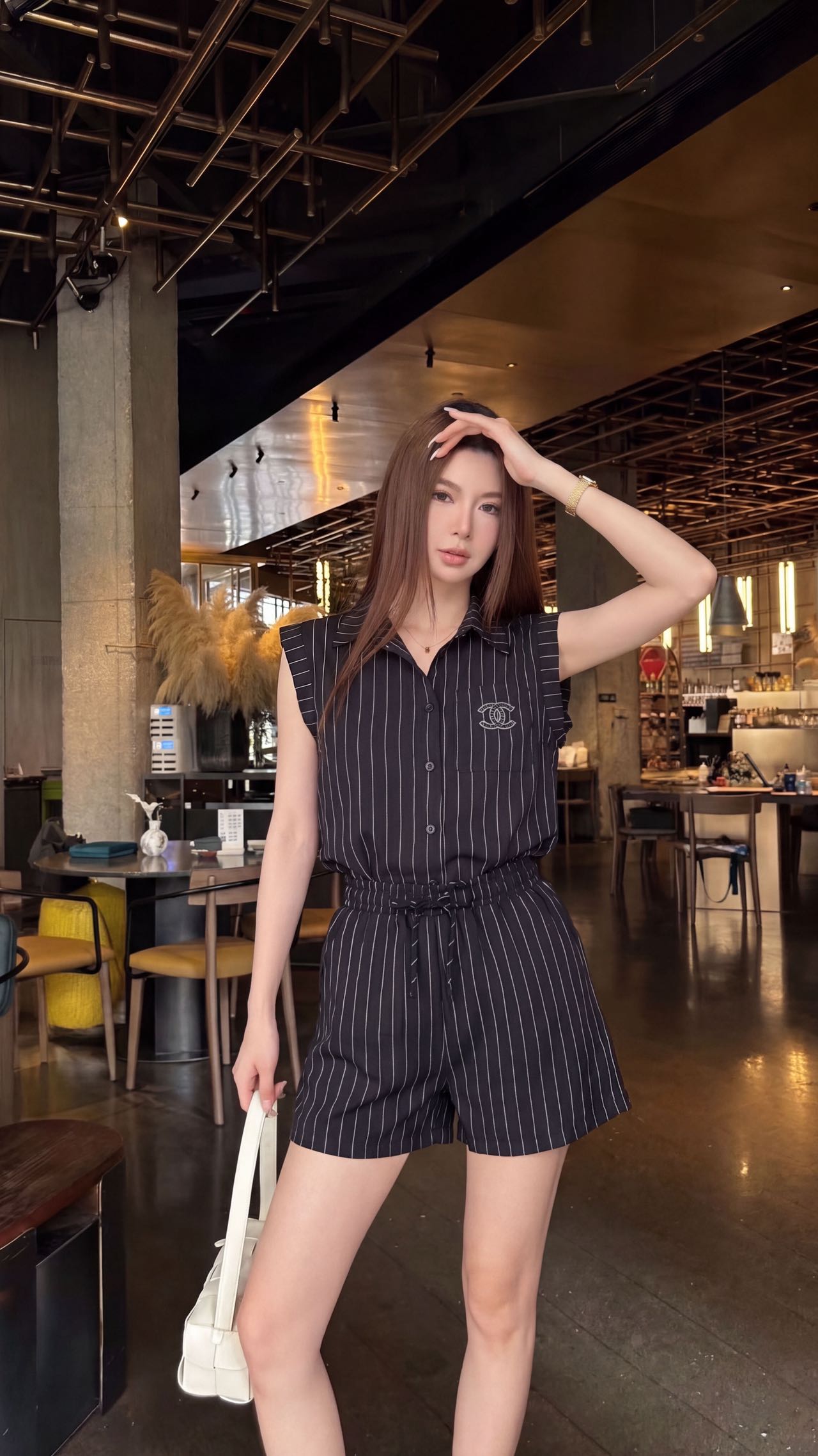 NO:827904,chan*26Ss new spring and summer style vertical striped sleeveless shirt + high-waisted drawstring shorts set | Exclusive high-end version!  A striped suit with a relaxed feel. Casual healing suit. The double C brand embroidery on the shirt pocket is the punch point + the elastic waist high waist shorts pockets have double C embroidery on the upper and lower parts. It is a very suitable suit for summer. The customized high-branch cotton blend material has a breathable feeling. It exudes a bit of 'literary and expensive' when worn casually. It just reveals the original 'slow' attribute. Two colors are on sale in S/M/L,, chanel, shorts, shirts,19860909chan*26Ss春夏新款 竖条纹无袖衬衫+高腰抽绳短裤套装丨独家高版出品！松弛感拉满的条纹套装 随性治愈系套装 衬衫口袋双C品牌刺绣为戳点 +松紧腰高腰短裤口袋字母双C上下刺绣成套相呼应.夏天穿很合适的套装 自带呼吸感的订制高枝棉伦混纺材质 随便一套一穿就散发着几分“文艺贵” 恰到好处的透露着原生的“慢”属性 ,两色现货发售S/M/L,,chanel,shorts,shirts,,Women's clothing