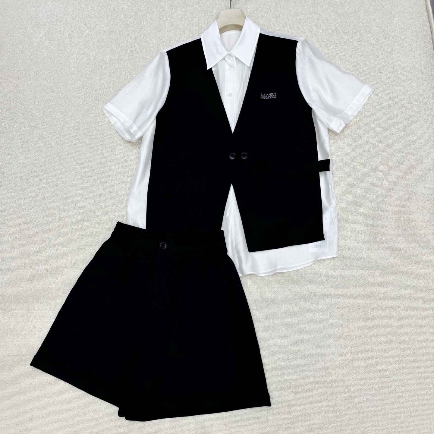 NO:830484,26ss spring and summer new MaisonMargie* vest spliced ​​shirt top + elastic waisted quarter pants suit, the badge micro-mark is the brand stamp, the shirt is made of silk satin light fabric, breathable and comfortable, the spliced ​​vest design has a unique personality. The large version is invincible for hiding flesh, and is particularly tolerant + with elastic waist quarter shorts, a perfect set. Two colors are available for sale now SML,,shorts,shirts,1986090926ss春夏新款MaisonMargie*马甲拼接衬衫上衣+松紧腰四分裤套装,胸章微标为品牌戳点,衬衫丝质缎面轻薄面料透气舒适,拼接马甲设计 个性独特 宽大版型无敌藏肉肉,包容性特别强大+配松紧腰四分短裤完美成套 两色现货发售 SML,,shorts,shirts,,Women's clothing