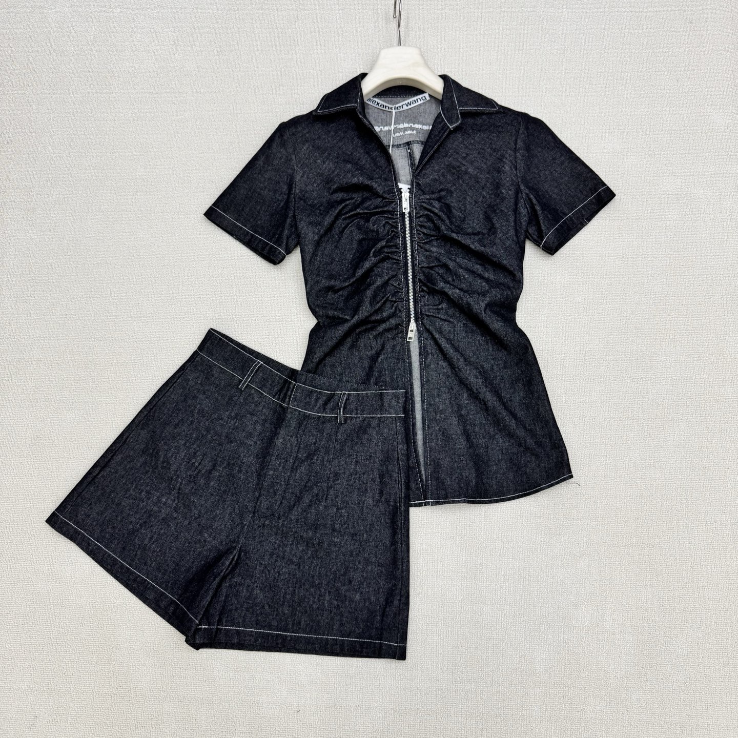 NO:830432,26 spring and summer new al*xanderwan* two-way zipper retro washed cotton denim short-sleeved shirt + high-waisted shorts suit, two-way customized zipper in retro washed denim color. Pleat on the chest to tighten the waist, and the upper body automatically shapes the body curve. The high-waisted shorts have a hidden zipper and waist button design. The back pockets and the back collar of the top are embroidered with brand letters at the top and bottom. It creates a brand touch for the suit. It is low-key without losing the brand personality.  Simple yet slightly toned, the upper body is super slim and slim. Available in two colors, sizes SML, shorts, shirts, T-shirts.1986090926春夏新款al*xanderwan*双向拉链复古水洗棉布牛仔短袖衬衫+高腰短裤套装 ,复古洗水牛仔颜色双向订制拉链 胸前打褶收腰束型,上身自动塑造身材曲线 高腰短裤隐藏式拉链腰扣设计 后口袋与上衣后领品牌字母刺绣上下乎应 为套装造就品牌点晴之笔 低调又不失品牌个性 简约中略带点小调性,上身超级无敌显瘦两色现货发售尺码SML,,shorts,shirts,T-shirt,,Women's clothing