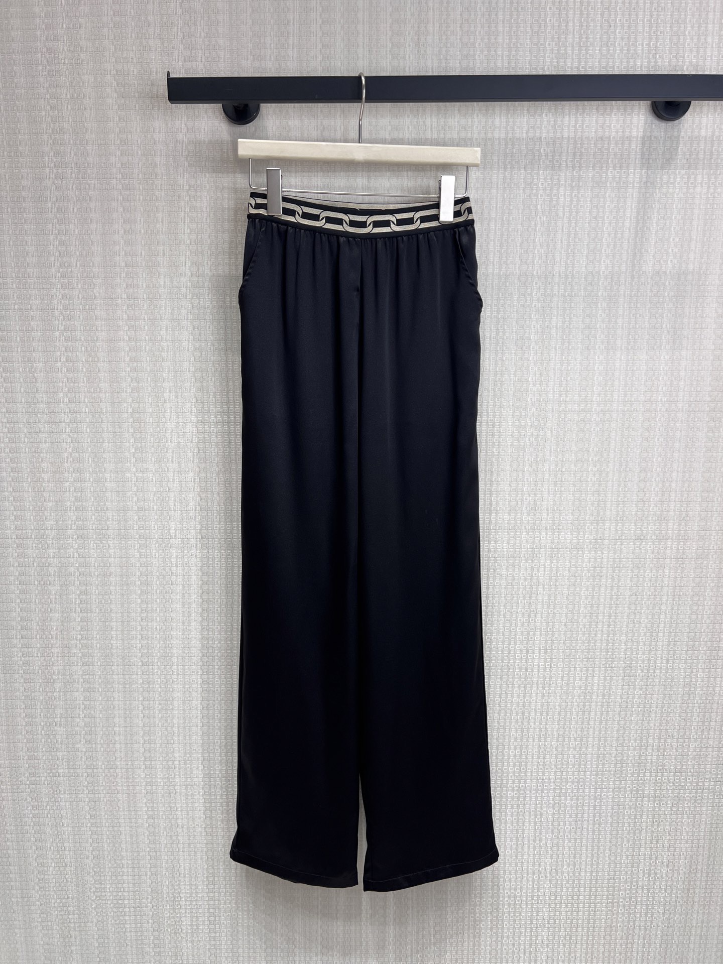 NO:833727,26 spring and summer new designer acetate satin chain-waist wide-leg pants, high-grade black with built-in soft light filter, amazing drape!  The custom-made metal chain webbing waistband is low-key and elegant, regardless of age or occasion. The satin acetate fabric is slippery and feels cool when worn. It hangs smoothly without clinging to the legs. It perfectly covers wide hips, thick legs, and O-shaped legs, making your legs straight and long in seconds!  The elastic waist design is super friendly to all body types. Ready for sale smL,,1986090926春夏新品设计师款醋酸缎面链条腰阔腿裤自带柔光滤镜的高级黑,垂坠感绝了！ 定制金属链条织带腰头,低调中透着贵气,不挑年龄不挑场合.缎面醋酸面料滑溜溜的,穿上自带凉感,垂顺不贴腿,完美遮住胯宽、腿粗、O型腿,秒变直腿大长腿！松紧腰设计对各种身材都超友好 现货出售 smL,,,Women's clothing
