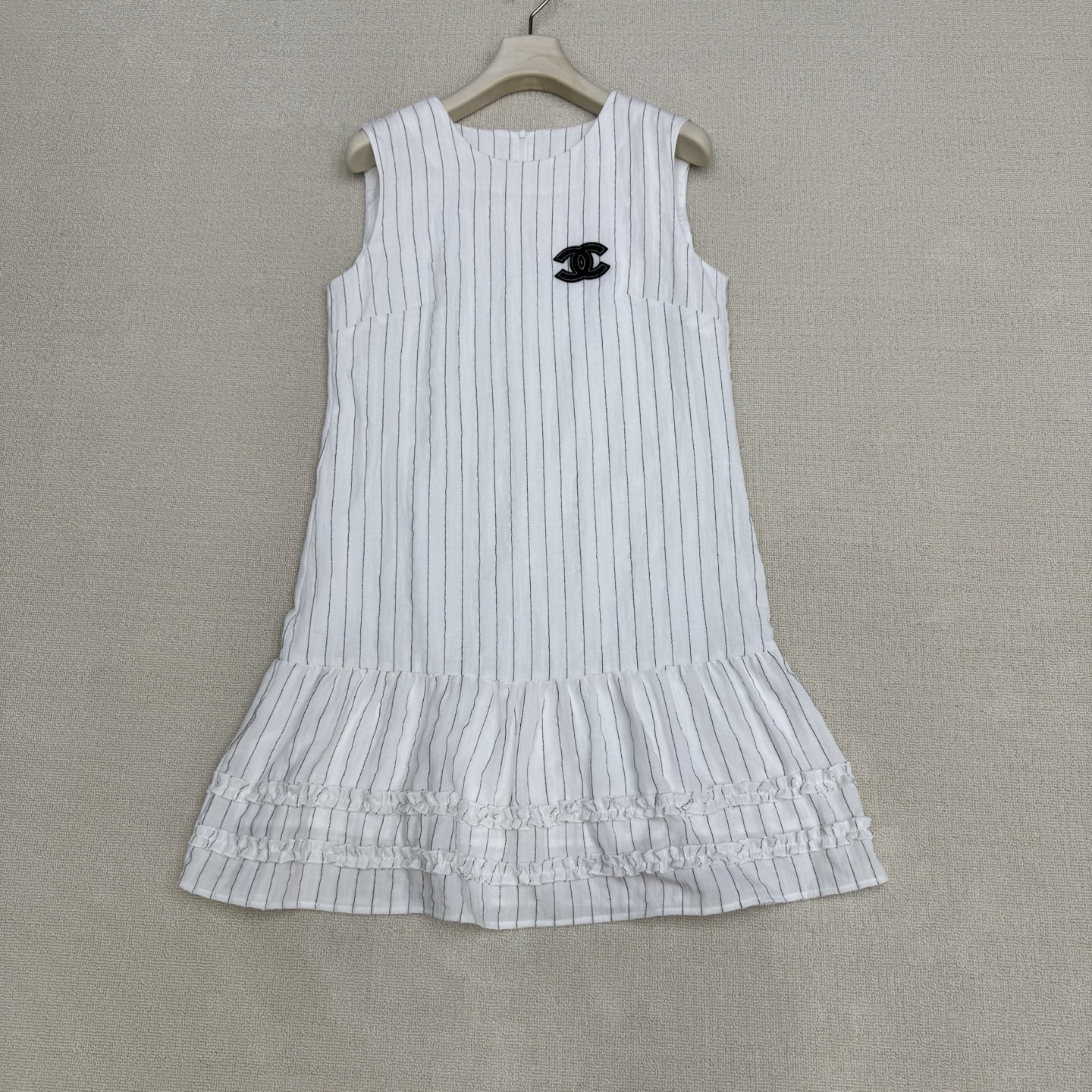 NO:833704,Chan*2026SS new spring and summer series //Retro vertical striped wide vertical striped dress. Round neck and sleeveless design, liberating the sense of restraint on the shoulders and neck. Achieving complete fit and comfort. The double C embroidery on the badge is the finishing touch of the brand. The back panel is deep and waist-length and the zipper is easy to put on and take off. The fungus stitching on the hem reduces age and enhances the overall fluffy bud sophistication. Available now in two colors. SML,,chanel,skirts,19860909Chan*2026SS春夏上新系列//复古竖条纹阔竖条纹连衣裙 圆领无袖设计 解放双肩颈部束缚感.做到完全贴合舒适度.胸章双C刺绣为品牌点睛之笔 后片纵深及腰加长拉链轻松穿脱 下摆木耳边拼接减龄且摆升整体蓬松花苞精致感, 现货发售两色 SML,,chanel,skirts,,Women's clothing