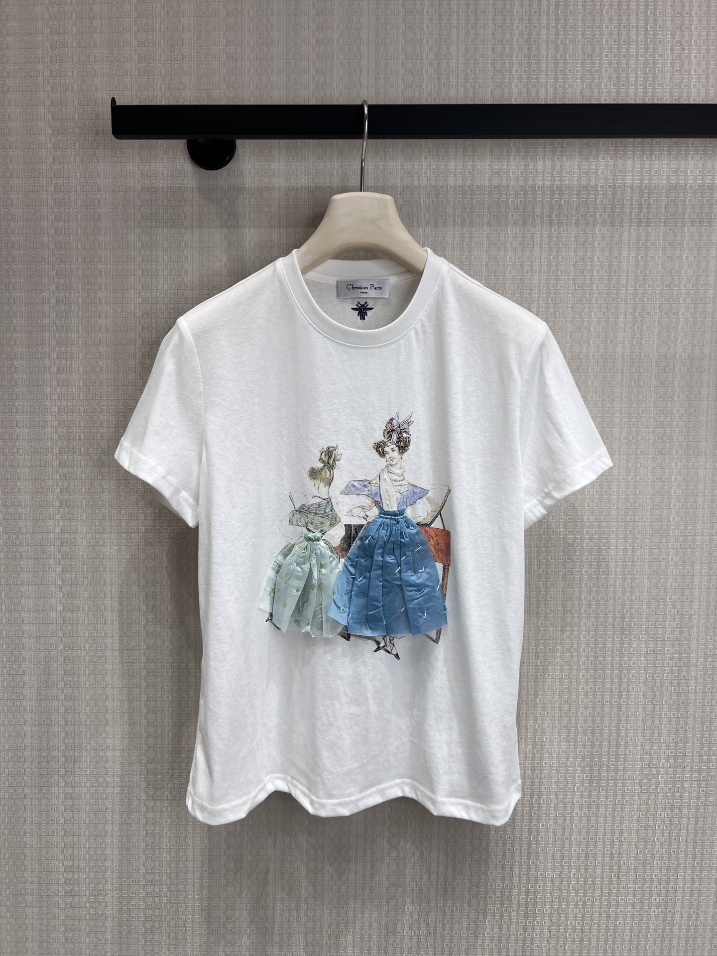 NO:834956,Dio** retro three-dimensional appliqué T-shirt directly becomes a god!  The heavy craftsmanship is full of hand-painted printing + three-dimensional mesh skirt, and the sense of detail is directly full. When you wear it out, you will be asked 800 times for the link!  The skin-friendly and breathable fabric is made of high-count combed cotton, which is soft and fufu-free on the upper body. It can be worn at 35°C without sweating!  It looks slim but not unflattering. The loose round neck version hides the flesh and makes you look slimmer. Pear-shaped and apple-shaped figures can be seen with your eyes closed!  Ready for sale smL, dior, skirts, tees, t-shirt,19860909Dio** 复古立体贴花T恤直接封神！重工工艺拉满手绘印花+立体网纱裙摆,细节感直接拉满,穿出门被问800次链接！亲肤透气面料高支精梳棉,软fufu上身零负担,35℃高温穿也不闷汗！ 显瘦不挑人宽松圆领版型,藏肉显瘦,梨形、苹果形身材闭眼入！现货出售smL,,dior,skirts,tees，t-shirt,,Women's clothing