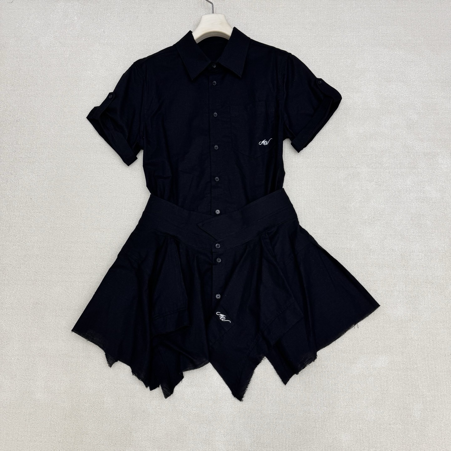 NO:839017,26ss spring and summer new model Alexandre* Wan* logo embroidered splicing shirt dress. Selected linen fabric, sleeves cuffed with buckle design. Brand letter embroidery on pockets and hem. Top and bottom splicing overall washed linen fabric, super good upper body shape. Irregular splicing at the hem. Unique personality, two colors ready for sale SML, skirts, shirts,1986090926ss春夏新款Alexande* Wan* 徽标刺绣拼接衬衫式连衣裙 精选亚麻面料,袖子翻边带扣设计 口袋与下摆品牌字母刺绣 上下拼接整体洗水亚麻面料,上身版型超好 下摆不规则拼接剪栽独特个性,两色现货发售SML,,skirts,shirts,,Women's clothing