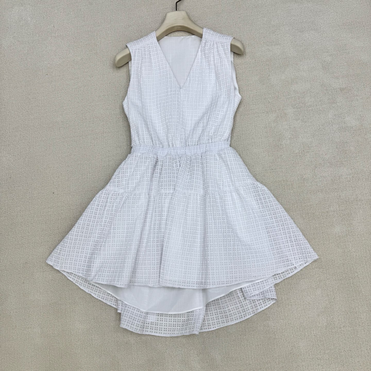 NO:839021,Maje*26ss spring and summer new style puff mesh backless splicing dress Sleeveless V-neck cutout to free up the shoulders and neck Full-body puff mesh backless splicing design plus elastic elastic waist for automatic shaping The skirt is spliced ​​with three layers of yarn with a fluffy bud feel The upper body is super cute and reduces age. Ready for sale sML,,skirts,19860909Maje*26ss春夏新款 泡芙漏空网眼露背拼接连衣裙 无袖V领剪栽解放肩颈 通体泡芙网眼后露背拼接设计加弹力松紧腰自动塑型 裙摆三层纱拼接自带蓬蓬花苞感 上身超级可爱减龄 现货发售sML,,skirts,,Women's clothing