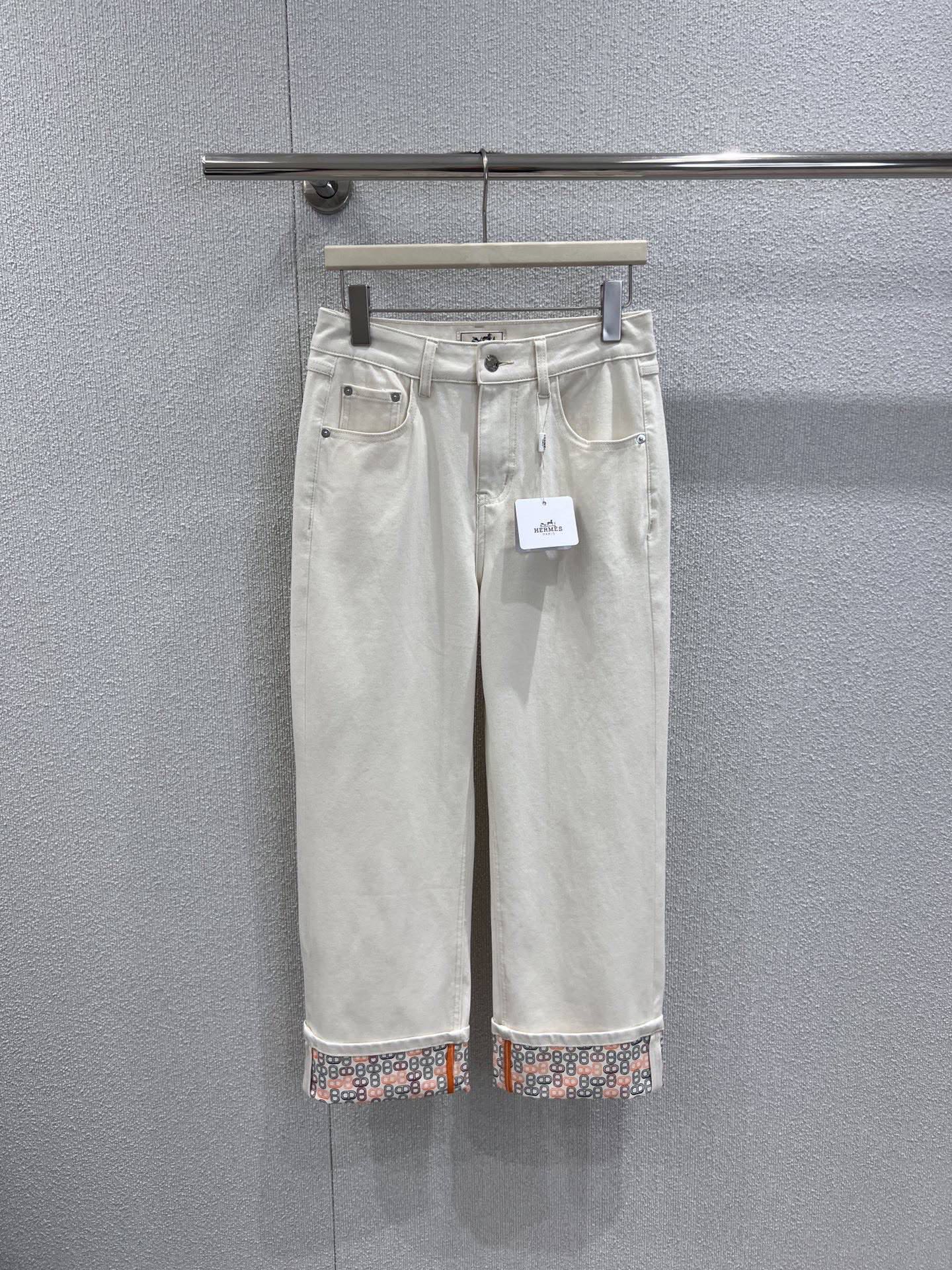 NO:841504,Herm* 26Ss early spring new style pig nose printed hem jeans丨Exclusive high-end version!  Incorporate classic totems into denim aesthetics. The background of off-white denim is clean and gentle, and the pig nose print exposed on the hem of the trousers is a hidden brand idea. The straight nine-point version neatly shows straight legs, and the denim fabric is crisp and soft. In early spring, you can wear it with a slim base or a knitted cardigan to give you a French light and luxurious feeling. Ready for sale S/M/L,, hermes, jeans,19860909Herm* 26Ss早春新款 猪鼻子印花卷边牛仔裤丨独家高版出品！把经典图腾揉进丹宁美学.米白丹宁底色干净温柔,裤脚卷边露出的猪鼻子印花是暗藏的品牌巧思,直筒九分版型利落显腿直,丹宁面料挺括又柔软,早春搭修身打底、针织开衫都能穿出法式轻奢的松弛感.现货发售S/M/L,,hermes,jeans,,Women's clothing