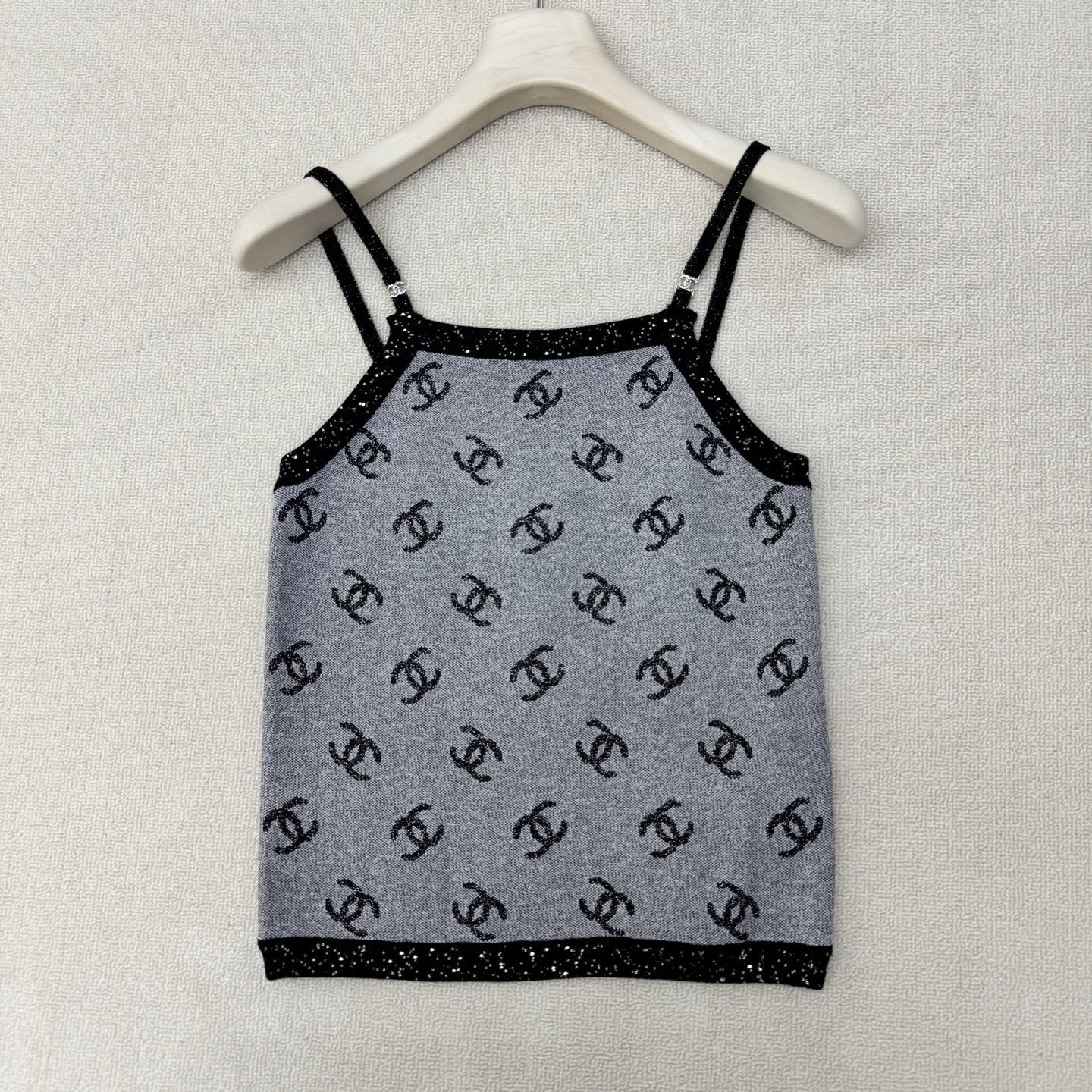 NO:858836,Chane*26 new summer knitted camisole perfectly demonstrates the brand style. The silver-gray background color is matched with the iconic double C pattern, exuding a luxurious aura in a low-key manner. Every sparkle tells the elegance and sophistication of the fragrance. The black trim cleverly outlines the outline, adding neat lines to the overall look. Available now in size 363840,,chanel,19860909Chane*26夏季新款针织吊带背心 将品牌格调完美彰显 银灰底色搭配标志性双C图案 于低调中散发奢华气场 每一处闪耀都诉说着香香的优雅与精致 黑色镶边巧妙勾勒轮廓 为整体造型增添利落线条感 现货发售尺码363840,,chanel,,Women's clothing