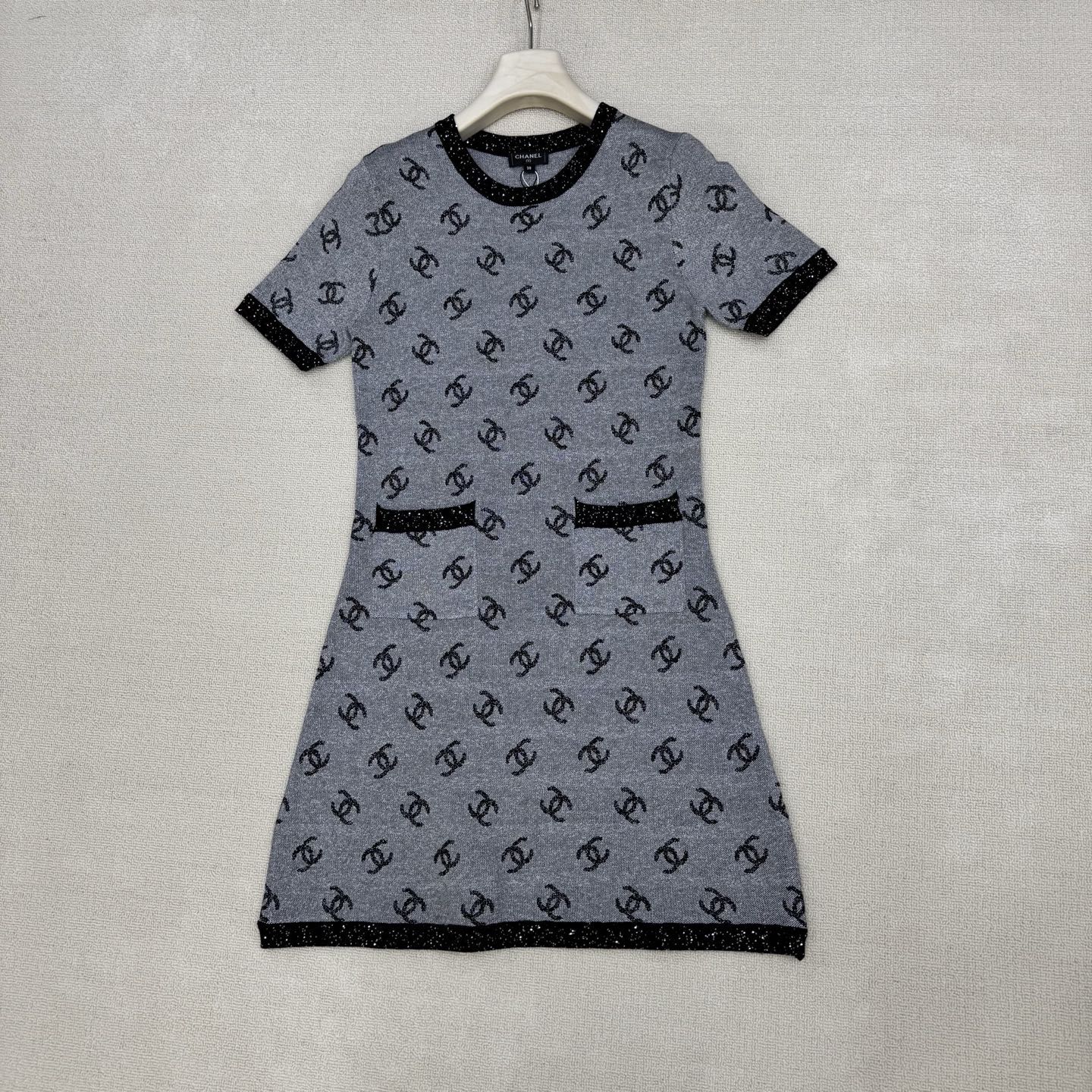 NO:858863,Chane*26 new summer knitted round neck short-sleeved dress. The classic double C jacquard is covered with silver-gray knitted fabric with a delicate luster. The neckline, cuffs, hem and pocket edges are outlined with sparkling diamond black edges. It is full of sophistication. It is slim-fitting and fits the body shape. It is suitable for daily commuting and light social scenes. The elegance and recognition of the small fragrance are all hidden in these details~ Ready for sale in size 363840,, chanel, skirts, T-shirt,19860909Chane*26夏季新款针织圆领短袖连衣裙 经典双C提花铺满银灰针织面料 自带细腻光泽感 领口 袖口 下摆及口袋边缘 用闪钻黑边勾勒 精致度拉满 修身剪裁贴合身形 日常通勤 轻社交场景都适配 小香风的优雅与辨识度 全藏在这些细节里～现货发售尺码363840,,chanel,skirts,T-shirt,,Women's clothing
