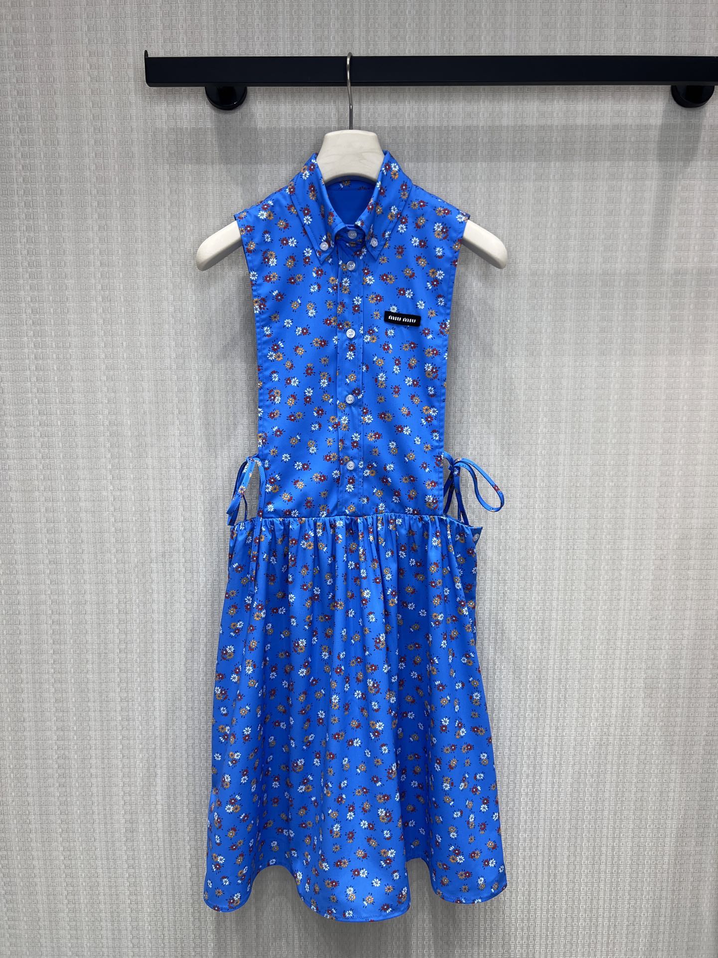 NO:858930,26 spring and summer new product mi** blue floral skirt is too girly. It comes with a good girl filter, the sleeveless design is refreshing and age-reducing, layered shirts directly unlock the formula of college style, and it is perfect for daily outings and travel photos!  Summer oxygen ceiling!  The blue floral pattern is like wearing the whole spring on your body. The A-line skirt hides the body and makes you look slimmer. The lace design on the side waist can be freely adjusted for tightness. It is a must-have skirt for sweet girls to reduce their age!  Ready for sale smL,,skirts,shirts,1986090926春夏新品 mi**蓝底碎花裙也太戳少女心了 自带乖乖女滤镜,无袖设计清爽又减龄,叠穿衬衫直接解锁学院风公式,日常出街、出游拍照都超出片！ 夏日氧气感天花板！蓝调碎花像把整片春天穿在身上,A字蓬裙藏肉又显瘦,侧腰的系带设计还能自由调节松紧,甜妹必备的减龄神裙！现货出售smL,,skirts,shirts,,Women's clothing