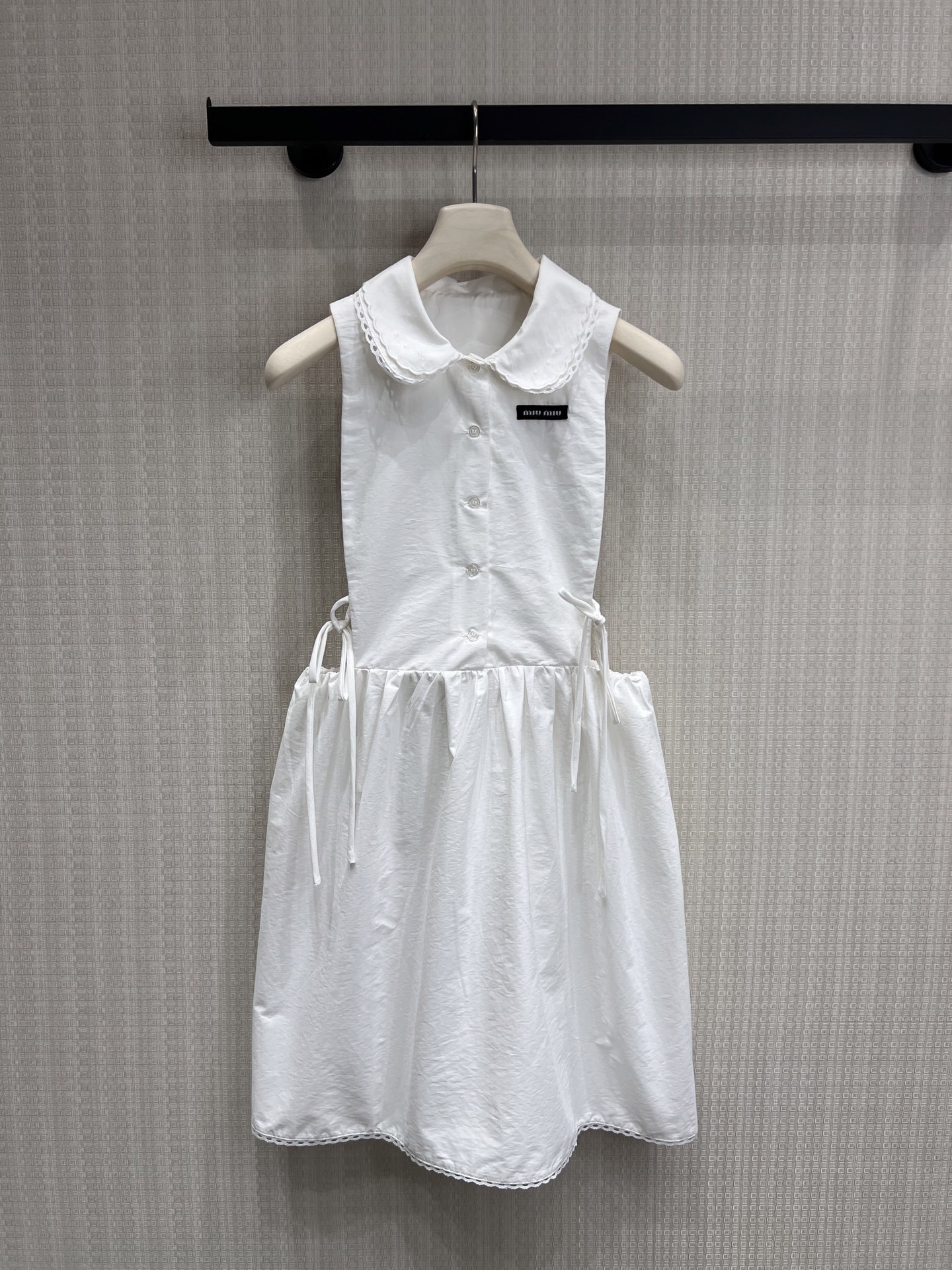 NO:858913,26 spring and summer new products miu** lace doll collar. Comes with a childish filter, transforming into a well-behaved elementary school girl in seconds. Adjustable elasticity, hides flesh and makes you slim with one click. Low-key to show texture, recognizable. Full cotton, breathable and not sweaty. Side drawstring design makes it easy to control the waistline. Summer limited edition. Oxygen white skirt. Ready for sale smL,, miumiu, skirts,1986090926春夏新品 miu**蕾丝娃娃领 自带幼态滤镜,秒变乖巧小学妹 可调节松紧,藏肉显瘦一键拿捏 低调彰显质感,辨识度拉满棉透气不闷汗,侧边抽绳设计轻松拿捏腰线夏日限定 氧气小白裙 现货出售smL,,miumiu,skirts,,Women's clothing