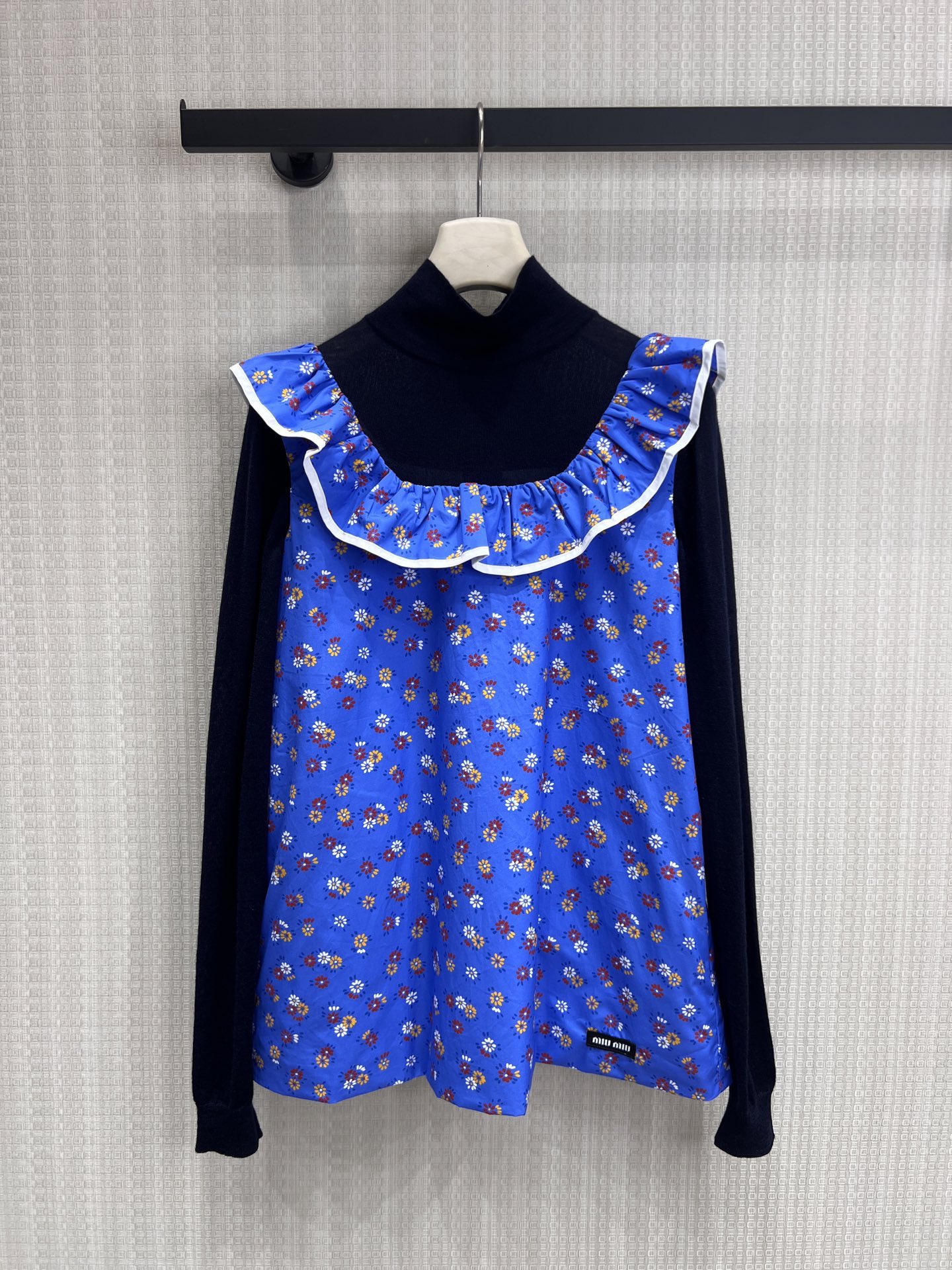 NO:858938,26 spring and summer new Mi** Klein blue floral fake two-piece top. Who knows!  This piece combines a college feel with a retro sweet girl style. The high-neck knitted base + Klein blue floral ruffle stitching, the fake two-piece design is super layered, eliminating the trouble of matching. The royal blue base floral comes with a retro filter, and the ruffle neckline also has a white edge for contrast, which is playful and age-reducing. Wearing it makes you look like a mi** girl who is full of energy. It tastes great when paired with jeans and pleated skirts. It will make you turn heads when you go out in spring and summer!  Spot sale smL,,skirts,jeans,1986090926春夏新品Mi**系克莱因蓝碎花假两件上衣 谁懂啊！这件把学院感和复古甜妹风焊死了 高领针织打底+克莱因蓝碎花荷叶边拼接,假两件设计超有层次,省去搭配烦恼.宝蓝色底的小碎花自带复古滤镜,荷叶边领口还带白边撞色,俏皮又减龄.穿上就是元气满满的mi**女孩,搭配牛仔裤、百褶裙都超有味道,春夏出街回头率直接拉满！现货出售smL,,skirts,jeans,,Women's clothing