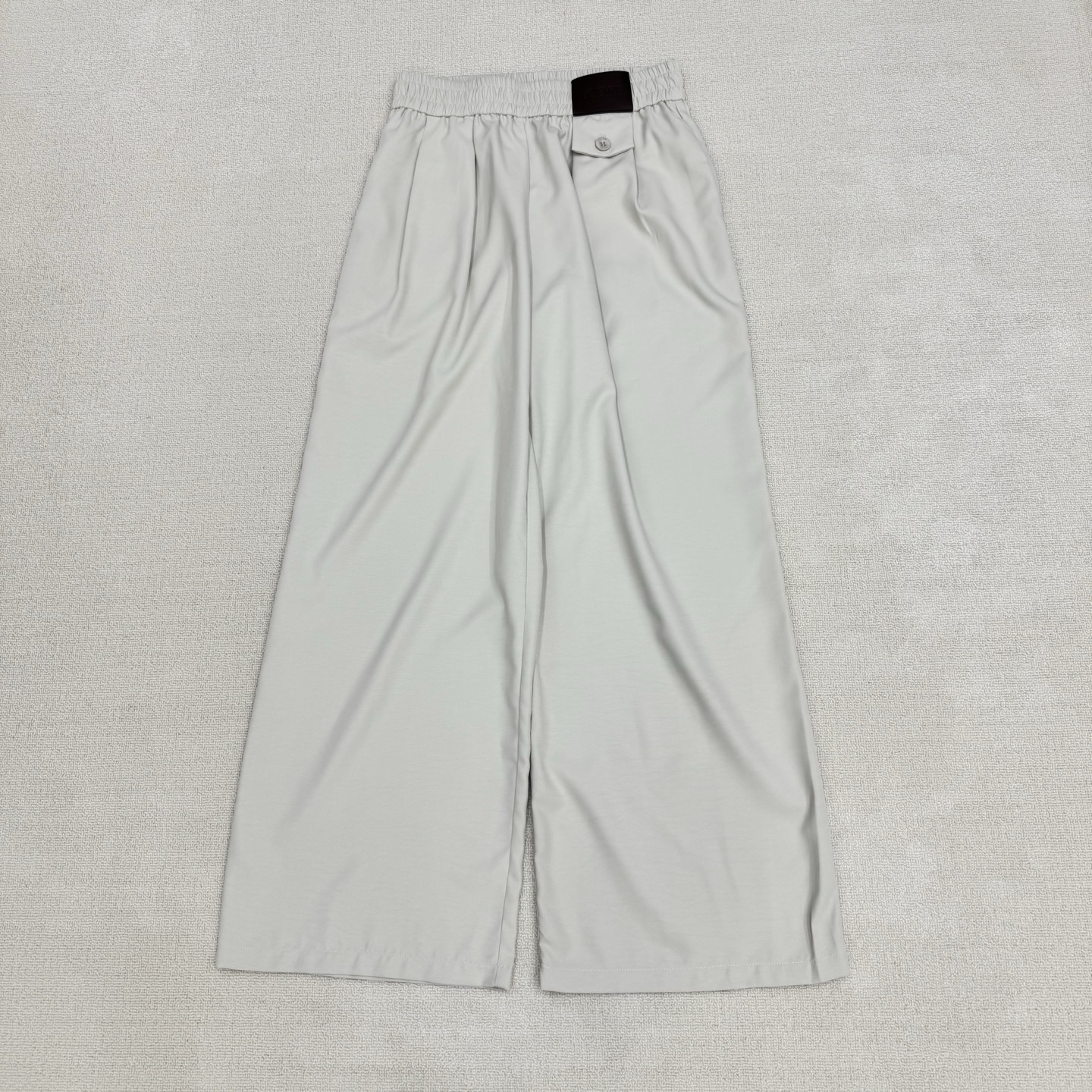 NO:843188,LOE** 26 spring and summer new products. Casual wide-leg pants with elastic waist and leather label. Comes with a slimming filter. One pair unlocks N advanced ways of wearing. Wear the looseness on the legs. Heavy pleating + customized leather label, perfect drape, and a French lazy accent when walking. Refuse to be bloated!  The high waist is pinched out to 37 points, the perfect trousers for sisters with pear-shaped figures. The perfect fusion of workwear style and gentleness. It covers the flesh and hides the flesh, and you will feel the essence of your legs when you wear it. Two colors are available for sale smL,, loewe,19860909LOE** 26春夏新品 松紧腰皮革贴标休闲阔腿裤,自带显瘦滤镜,一条解锁N种高级穿法.把松弛感穿在腿上 重工压褶+订制皮革贴标,垂坠感满分,行走间全是法式慵懒腔调.拒绝臃肿！高腰掐出三七分,梨形身材姐妹的本命神裤.工装风与温柔感的完美融合 遮肉藏肉,穿上就是腿精本精.两色 现货出售 smL,,loewe,,Women's clothing