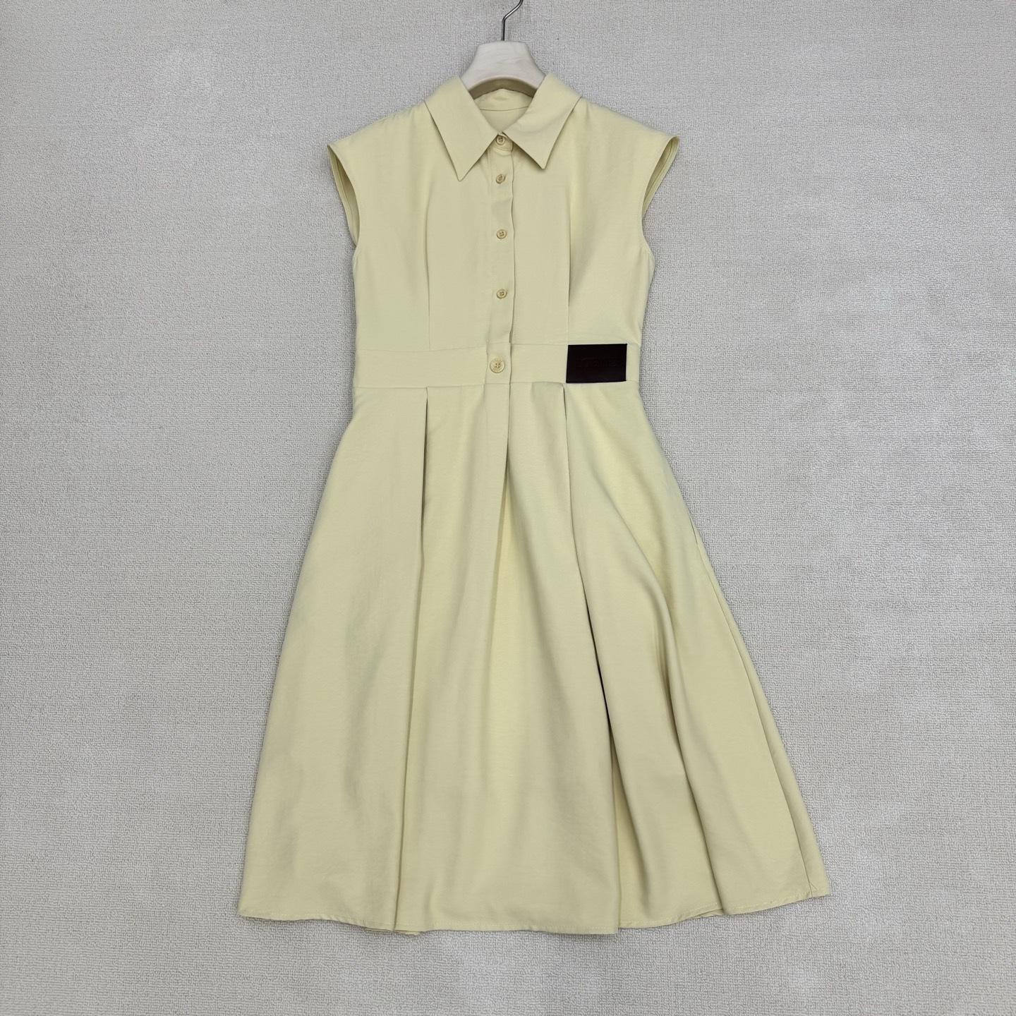 NO:843184,New arrivals for spring and summer 26 Loe** Elastic waist shirt sleeveless dress. The ceiling of pure summer desire is here. Pure white with soft light filter, gentle and clean upper body. Details are captured at a glance. Customized leather labeling on the waist. The elastic waist design at the back automatically shapes the upper body to create a slim waist in seconds, hiding the flesh and looking slim. The pleated design of the skirt has a smart curvature, which creates a sense of atmosphere when walking, and can also quietly hide the flesh of the thighs.  The fabric is made of smooth and breathable fabric, keeping the upper body fresh and not sweaty. It is suitable for dating, traveling, and daily wear. For pure girls, just close your eyes and rush!  Two colors, ready for sale smL,,loewe,skirts,shirts,1986090926春夏新品 Loe** 松紧腰衬衫式无袖连衣裙 夏日纯欲天花板来啦 自带柔光滤镜的纯净白,上身温柔又干净 细节控一眼沦陷 腰部皮革贴标订制 后置松紧腰设计上身自动塑型秒掐出小蛮腰,藏肉显瘦一绝 裙摆压褶设计自带灵动弧度,走路带风超有氛围感,还能悄悄藏起大腿肉肉 垂顺透气的面料,上身清爽不闷汗,约会、出游、日常穿都合适,纯欲女孩闭眼冲！两色,现货出售smL,,loewe,skirts,shirts,,Women's clothing