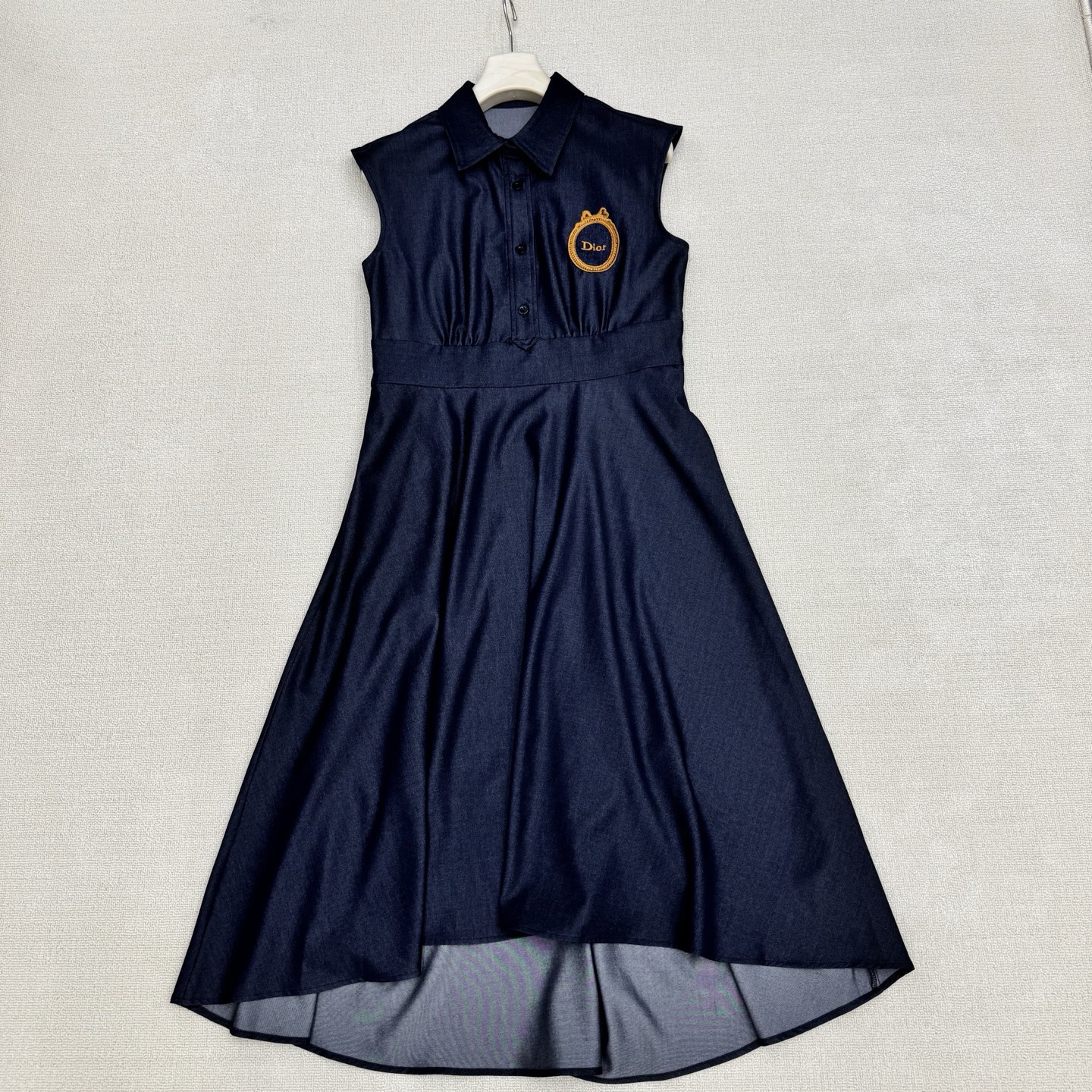 NO:843176,Dio* 26Ss spring and summer new style shirt-style sleeveless dress with badge letter embroidery丨Exclusively developed by yb!  Top quality production!  The retro denim color is used to interpret the romantic texture of French girls. The skirt is short in the front and long in the back, which makes your taller figure look more elegant. It shows the elegant oriental classical beauty when walking.  The fabric is light and smooth and has a vertical feel on the upper body. The garland embroidery on the left chest is the finishing touch of the brand. The hidden side zipper design is easy to put on and take off, creating a casual daily life. The retro-style denim blue is white and dignified, which is a gentle and textured item in the early spring wardrobe. Ready for sale S/M/L, dior, skirts, shirts,19860909Dio* 26Ss春夏新款 胸章字母刺绣衬衫式无袖连衣裙丨独家yb开发！顶级高版出品！以复古牛仔色系诠释法式少女的浪漫质感.前短后长裙摆剪栽更显高挑身材 行走间尽显优雅的东方古典美 面料轻薄顺滑上身自带垂直感左胸处的花环刺绣为品牌点睛之笔,隐藏式侧拉链设计穿脱轻松方便,打造随性日常,复古式牛仔蓝显白又端庄是早春衣橱里的温柔质感单品.现货发售S/M/L,,dior,skirts,shirts,,Women's clothing