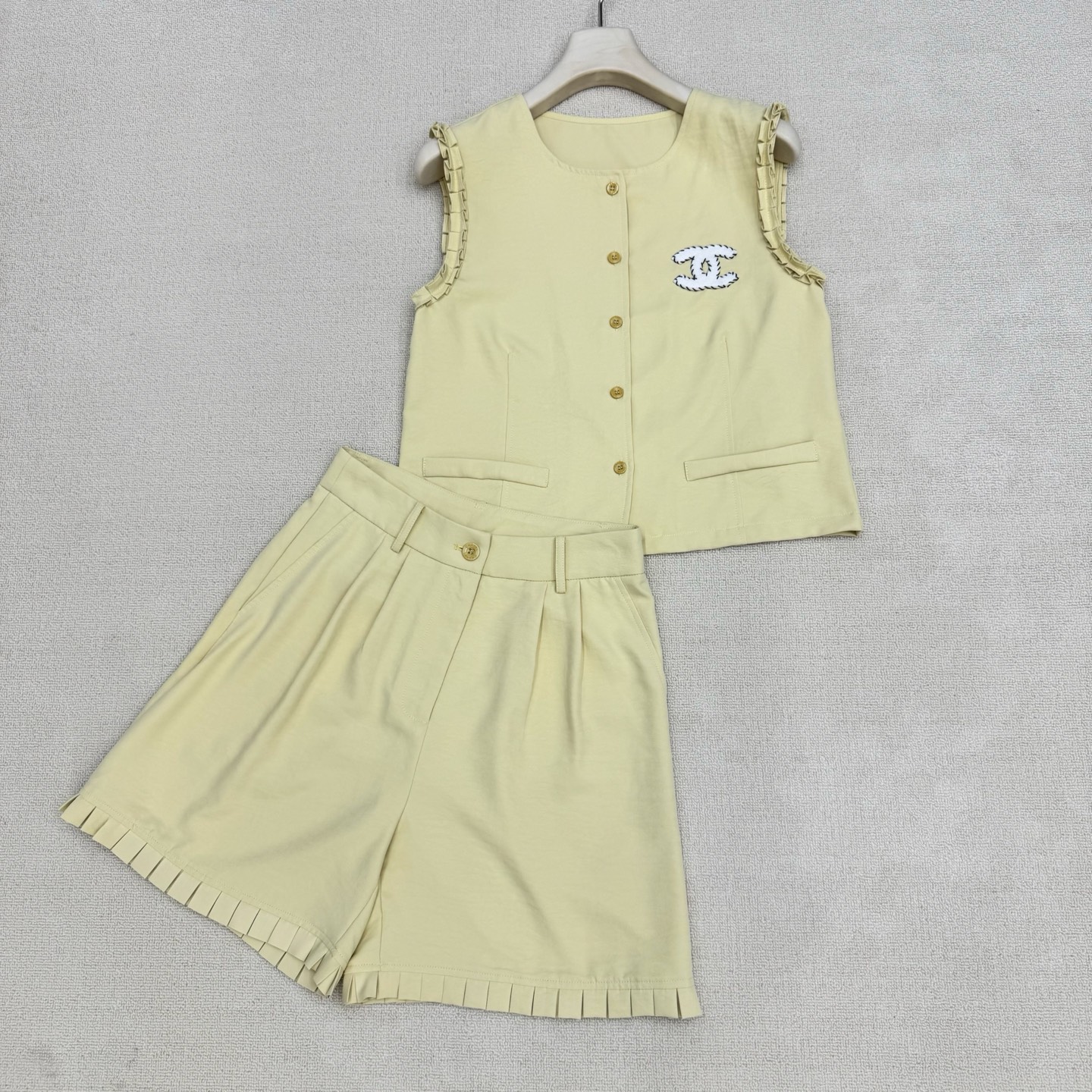 NO:843171,chan*26Ss new spring and summer round-neck lace double-C embroidered vest + high-waisted shorts set丨Exclusive high-end version!  Casual, healing suit with a full sense of relaxation. Double C brand embroidery on the waistcoat + high-waisted shorts. The cuffs of the vest and the hem of the pants are designed with lace splicing. The upper and lower sets echo each other. It is a very suitable suit for summer. The custom-made high-branch cotton blend material has a breathable feeling. It exudes a bit of 'artistic nobility' when worn casually. It just reveals the original 'slow' attribute.  ,Two colors available in stock S/M/L,,chanel,shorts,19860909chan*26Ss春夏新款 圆领花边双c刺绣马甲+高腰短裤套装丨独家高版出品！松弛感拉满的随性治愈系套装 马甲双C品牌刺绣为戳点 +腰高腰短裤 马甲袖口与裤边彩用花边拼接设计 上下成套相呼应.夏天穿很合适的套装 自带呼吸感的订制高枝棉伦混纺材质 随便一套一穿就散发着几分“文艺贵” 恰到好处的透露着原生的“慢”属性 ,两色现货发售S/M/L,,chanel,shorts,,Women's clothing