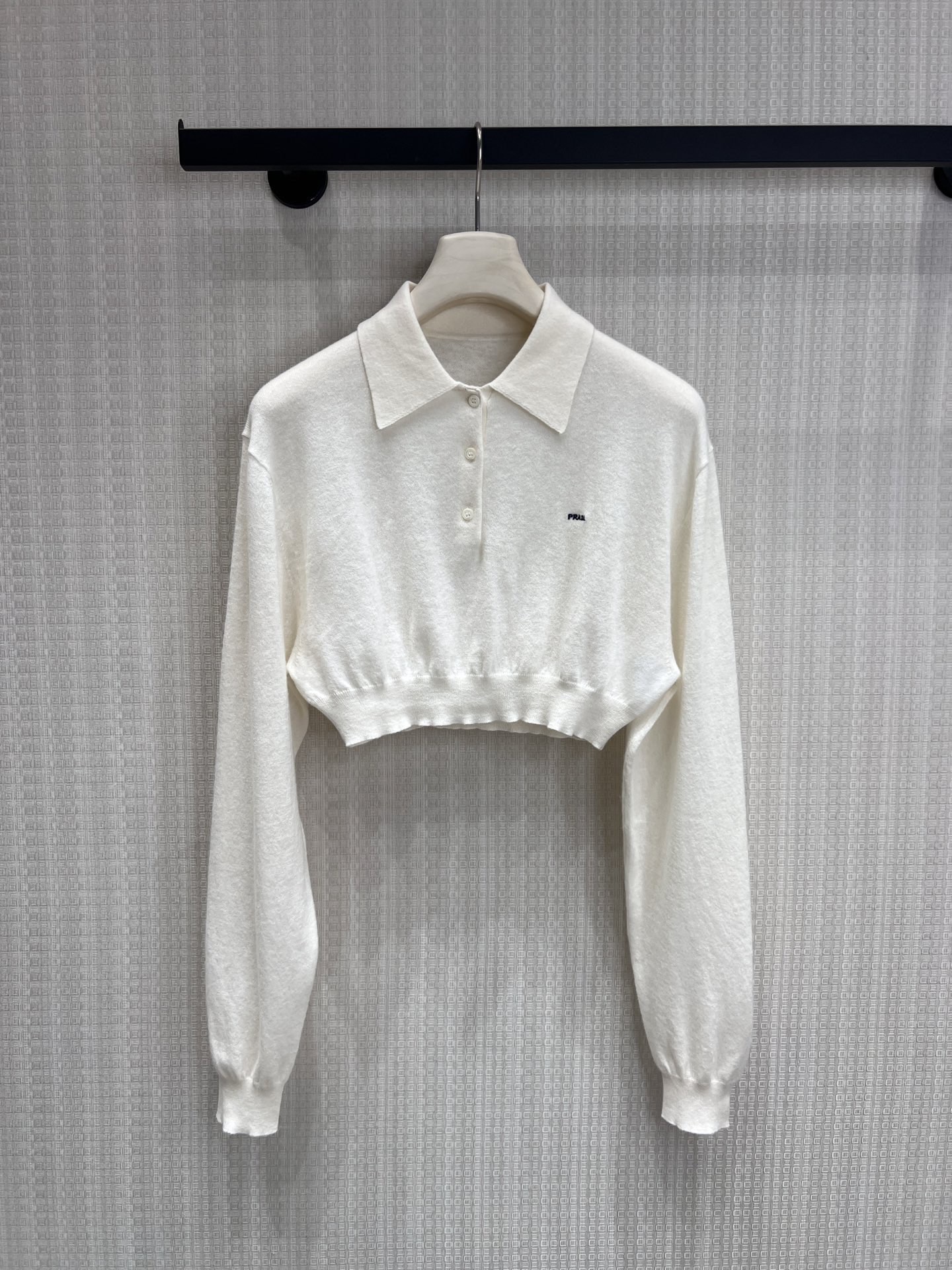 NO:844026,26 spring and summer new products pra** milky white tone POLO collar short sweater with light oxygen and relaxation. Soft and skin-friendly knitted fabric, with neat lapels. Short high-waist tailoring, easily optimizes the 37/30 ratio. Simple small label embellishment, low-key and noble. Wear alone to reduce age, layered and versatile. Easily achieve the sense of luxury for daily and commuting. Ready for sale at smL, prada,1986090926春夏新品 pra**奶白调POLO领短款针织衫 自带轻氧松弛感 软糯亲肤的针织面料,搭配利落小翻领 短款高腰剪裁,轻松优化三七分比例 简约小标点缀,低调又显贵气 单穿清爽减龄,叠搭百搭不出错 轻松拿捏日常与通勤的高级感现货出售smL,,prada,,Women's clothing