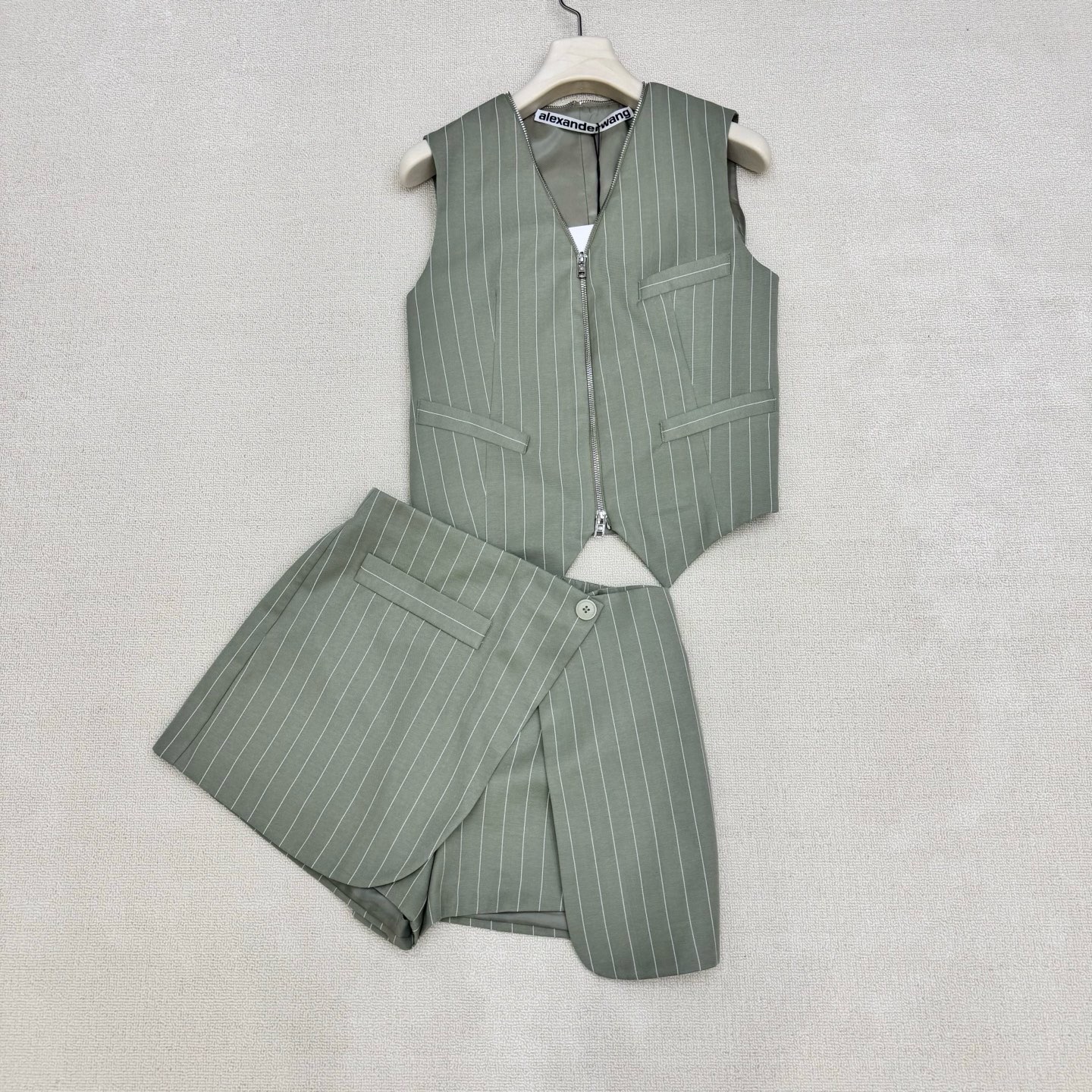 NO:844672,Alexa*derwan*26ss new vertical pattern V-neck zipper suit vest + elastic waist spliced ​​pants and skirt suit. One-piece outfit, custom-made linen and cotton suit blended fabrics. The elasticity of the back drawstring of the vest is adjustable. The pants and skirt are spliced ​​into two pieces and fixed with a single buckle. A unique and capable suit. Two colors are available for sale now. SML,, skirts, business suit,19860909alexa*derwan*26ss新款竖纹V领拉链西装马甲+松紧腰拼接裤裙套装 一套式穿搭,定制麻棉西服混纺面料,马甲后置束带松紧可调节 裤裙拼接两片式单扣固定 个性又干练的一款套装 两色现货发售 SML,,skirts,business suit,,Women's clothing
