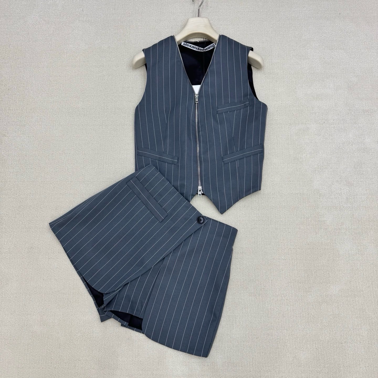 NO:844677,Alexa*derwan*26ss new vertical pattern V-neck zipper suit vest + elastic waist spliced ​​pants and skirt suit. One-piece outfit, custom-made linen and cotton suit blended fabrics. The elasticity of the back drawstring of the vest is adjustable. The pants and skirt are spliced ​​into two pieces and fixed with a single buckle. A unique and capable suit. Two colors are available for sale now. SML,, skirts, business suit,19860909alexa*derwan*26ss新款竖纹V领拉链西装马甲+松紧腰拼接裤裙套装 一套式穿搭,定制麻棉西服混纺面料,马甲后置束带松紧可调节 裤裙拼接两片式单扣固定 个性又干练的一款套装 两色现货发售 SML,,skirts,business suit,,Women's clothing